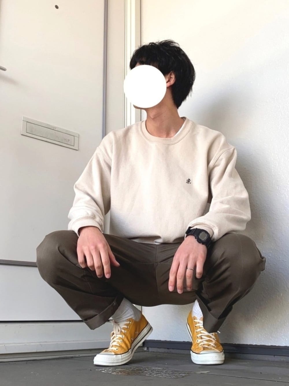 「ロゴスウェット、スウェット、イエロー、ワイドパンツ、ゆるコーデ、スニーカー、コンバース、白ソックス、G-SHOCK、アメカジ」｜「FREAK'S STOREの▽GRAMICCI/グラミチ 別注刺繍LOGO SWEAT CREW NECK/ロゴスウェット（スウェット、ベージュ系）」を使った、kaasuke🐾さん（メンズ・180cm）の冬コーディネートの1枚目の写真