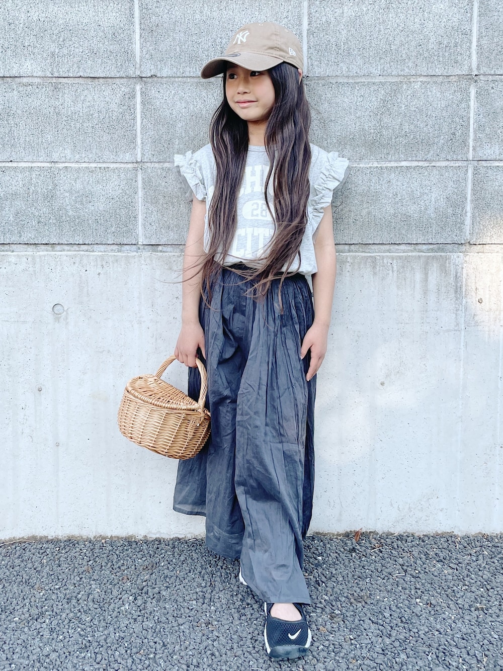 「キャップ、ロゴT、ワイドパンツ、かごバッグ、エアリフト、タックイン、カジュアルコーデ、春夏コーデ、フリル」｜「NEW ERAのニューエラ キャップ 9TWENTY SMALL MLB NEW ERA（キャップ、ベージュ系）」を使った、nikoさん（キッズ・123cm）の春コーディネートの1枚目の写真