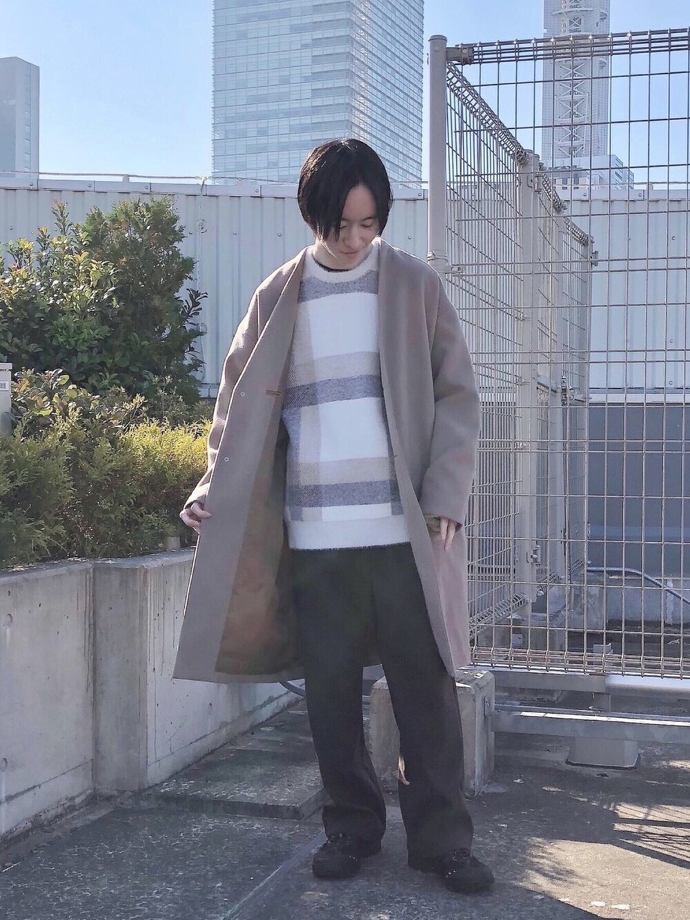 「ジュンレッド(JUNRed)、Junred、シンプルコーデ、カジュアルコーデ、ノーカラーコート、ニット、紅白、スタッフセンバツ、年末WEAR感謝祭、おしゃれさんと繋がりたい」｜「JUNREDのレストウォームノーカラーオーバーコート（その他アウター、ブラウン系）」を使った、カズヤさん（メンズ・170cm）の冬コーディネートの1枚目の写真