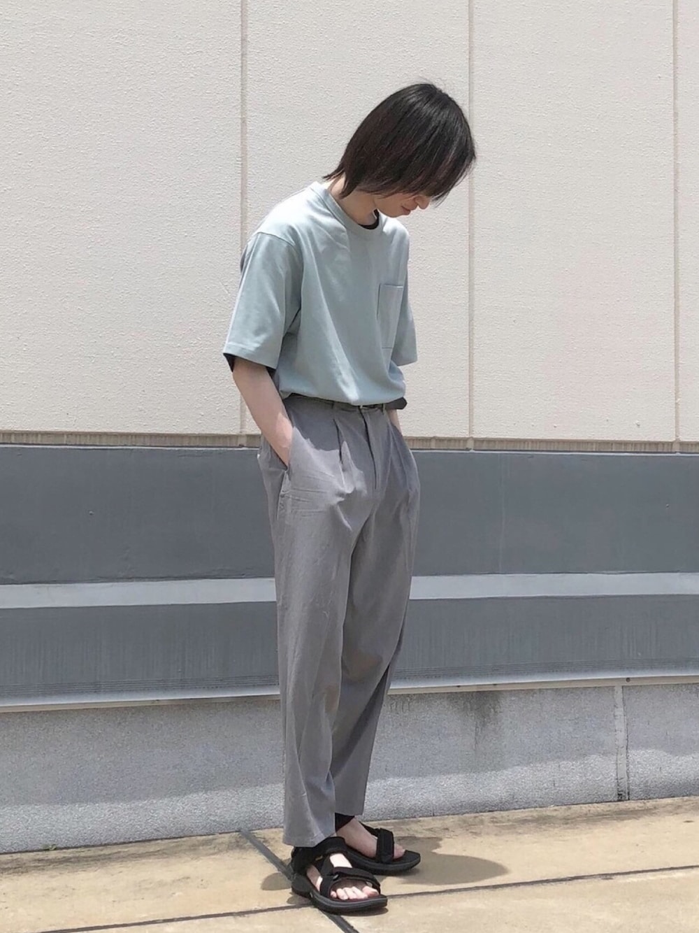 「ジュンレッド(JUNRed)、Junred、シンプルコーデ、大人カジュアル、ゆるコーデ、タックイン、サンダル、スポーツサンダル、夏だ！Tシャツ着よう！、おしゃれさんと繋がりたい」｜「JUNREDの【程よいゆるさで1枚でもおしゃれを】バックメッシュポンチクルー（Tシャツ/カットソー、ブルー系）」を使った、カズヤさん（メンズ・170cm）の夏コーディネートの1枚目の写真