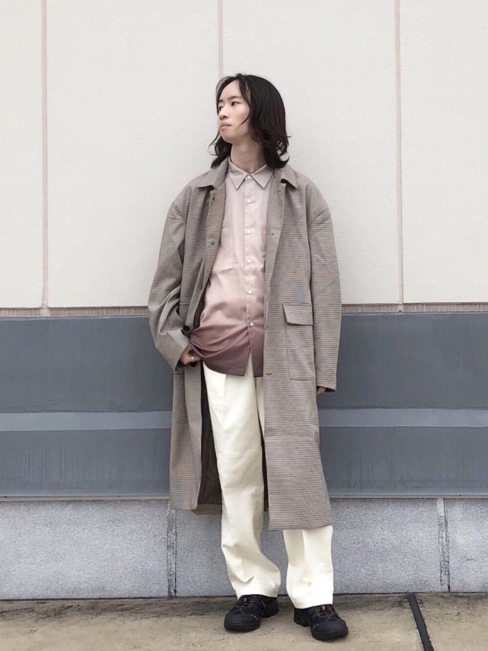 「ジュンレッド(JUNRed)、Junred、シンプルコーデ、ワントーンコーデ、秋コーデ、ステンカラーコート、ワイドパンツ、コーデュロイ、秋のカフェオレコーデ、おしゃれさんと繋がりたい」｜「JUNREDのルーズシルエット ステンカラーコート（ステンカラーコート、ベージュ系）」を使った、カズヤさん（メンズ・170cm）の秋コーディネートの1枚目の写真