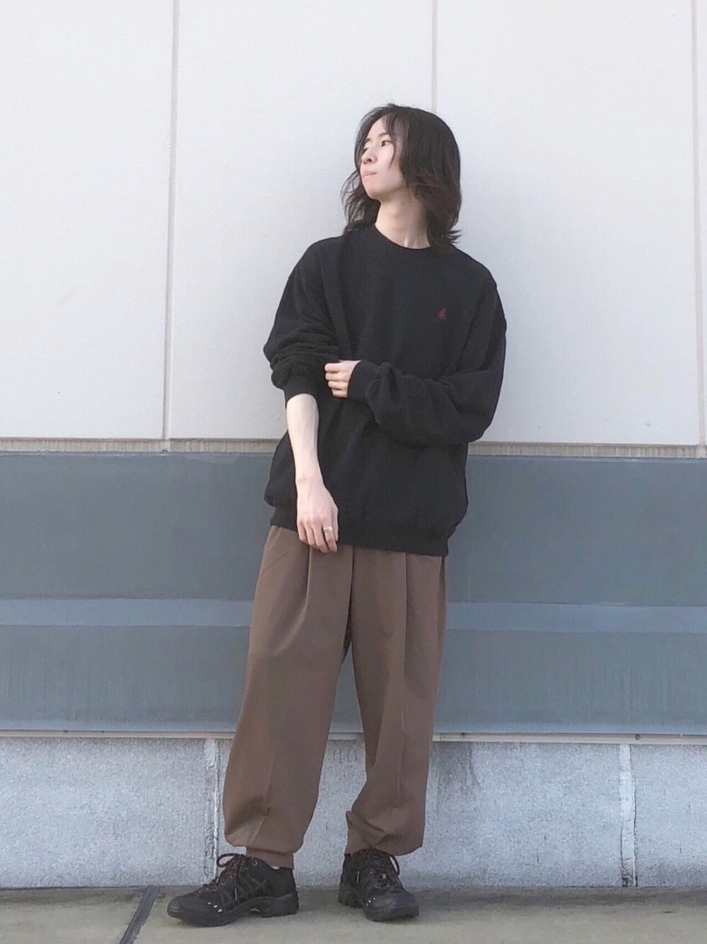 「ジュンレッド(JUNRed)、Junred、シンプルコーデ、秋のカフェオレコーデ、スウェット、ジョガーパンツ、ストリート、ブラウン、秋のマイ旬スタイル、おしゃれさんと繋がりたい」｜「GramicciのGRAMICCIワンポイント刺繍スウェット（スウェット、ブラック系）」を使った、カズヤさん（メンズ・170cm）の秋コーディネートの1枚目の写真