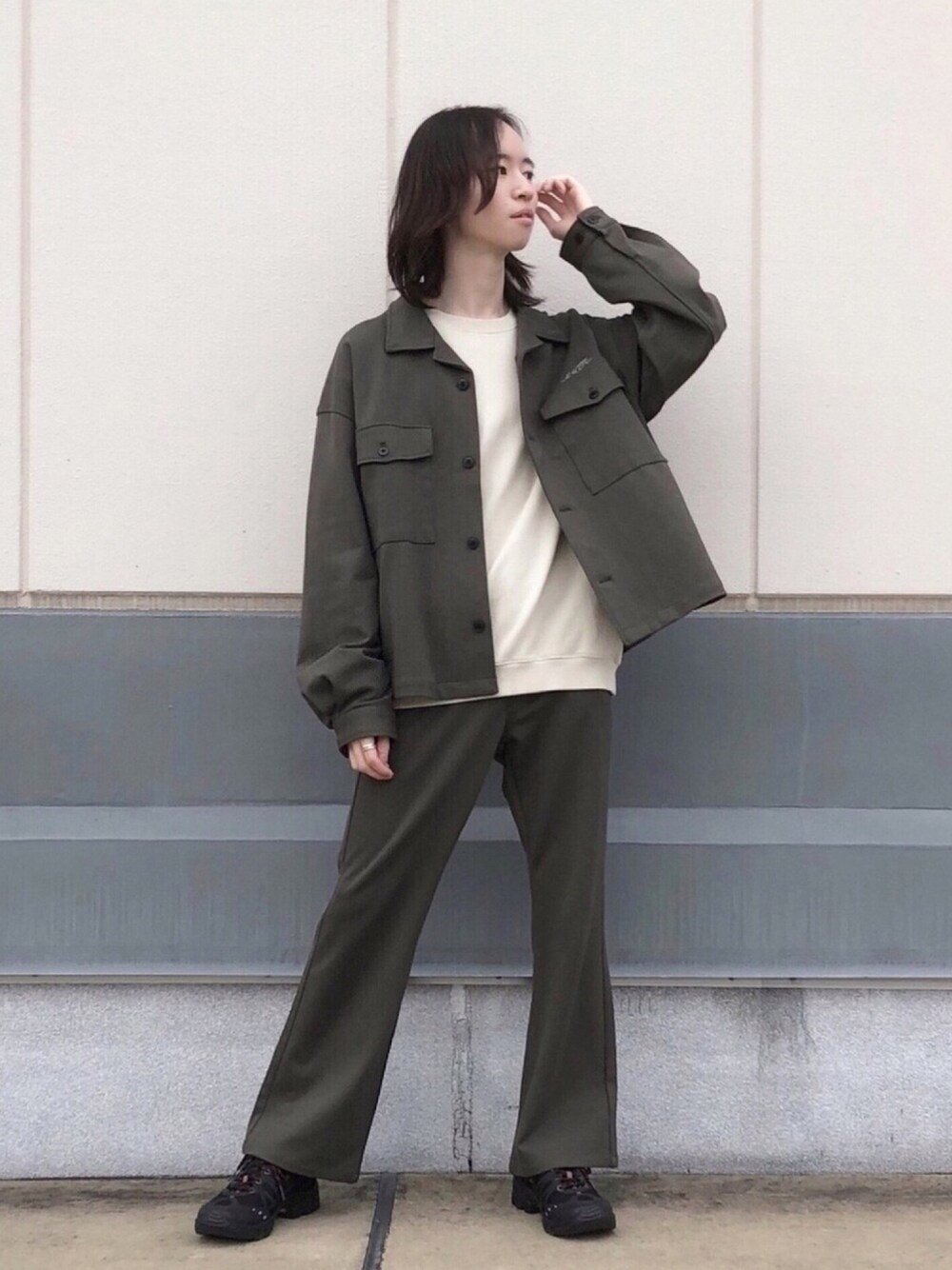 「ジュンレッド(JUNRed)、Junred、シンプルコーデ、CPOジャケット、スウェット、フレアパンツ、セットアップ、くすみカラー、秋のマイ旬スタイル、おしゃれさんと繋がりたい」｜「JUNREDの【it iCON】リラックスポンチCPO　BL　(セットアップ対応)（ブルゾン、グリーン系）」を使った、カズヤさん（メンズ・170cm）の秋コーディネートの1枚目の写真