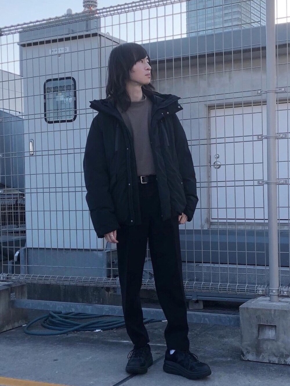 「ジュンレッド(JUNRed)、Junred、シンプルコーデ、ゆるコーデ、きれいめカジュアル、ダウンジャケット、ブルゾン、オールブラック、くすみカラー、おしゃれさんと繋がりたい」｜「JUNREDの【極上の暖かさで包み込む】ピュアホワイトダウンジャケット（ダウンジャケット/コート、ブラック系）」を使った、カズヤさん（メンズ・170cm）の秋コーディネートの1枚目の写真