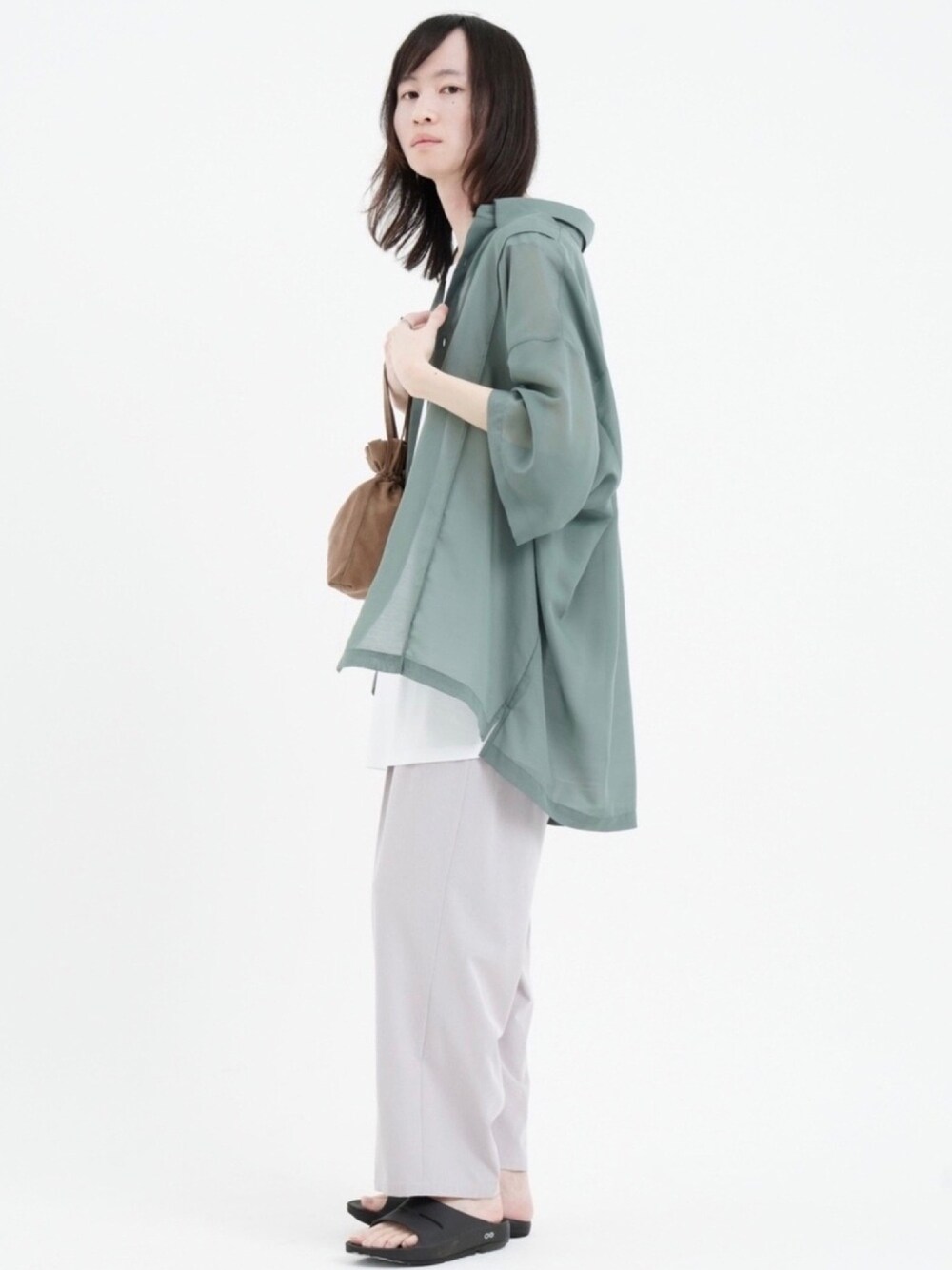 「Junred、シンプルコーデ、夏コーデ、シアーシャツ、ワイドパンツ、白パンツ、サンダル、パステルカラー、これが私をアゲる服、おしゃれさんと繋がりたい」｜「JUNREDのルーズシルエット/ピンタックシアーシャツ（シャツ/ブラウス、グリーン系）」を使った、カズヤさん（メンズ・170cm）の春コーディネートの1枚目の写真