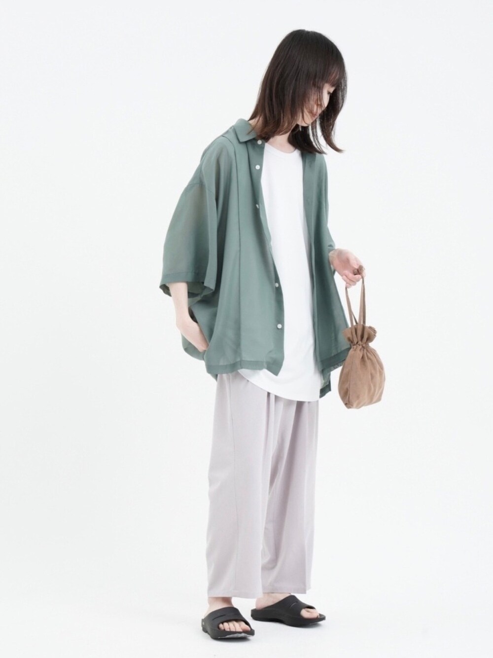 「Junred、シンプルコーデ、夏コーデ、シアーシャツ、ワイドパンツ、白パンツ、サンダル、パステルカラー、これが私をアゲる服、おしゃれさんと繋がりたい」｜「JUNREDのルーズシルエット/ピンタックシアーシャツ（シャツ/ブラウス、グリーン系）」を使った、カズヤさん（メンズ・170cm）の春コーディネートの1枚目の写真