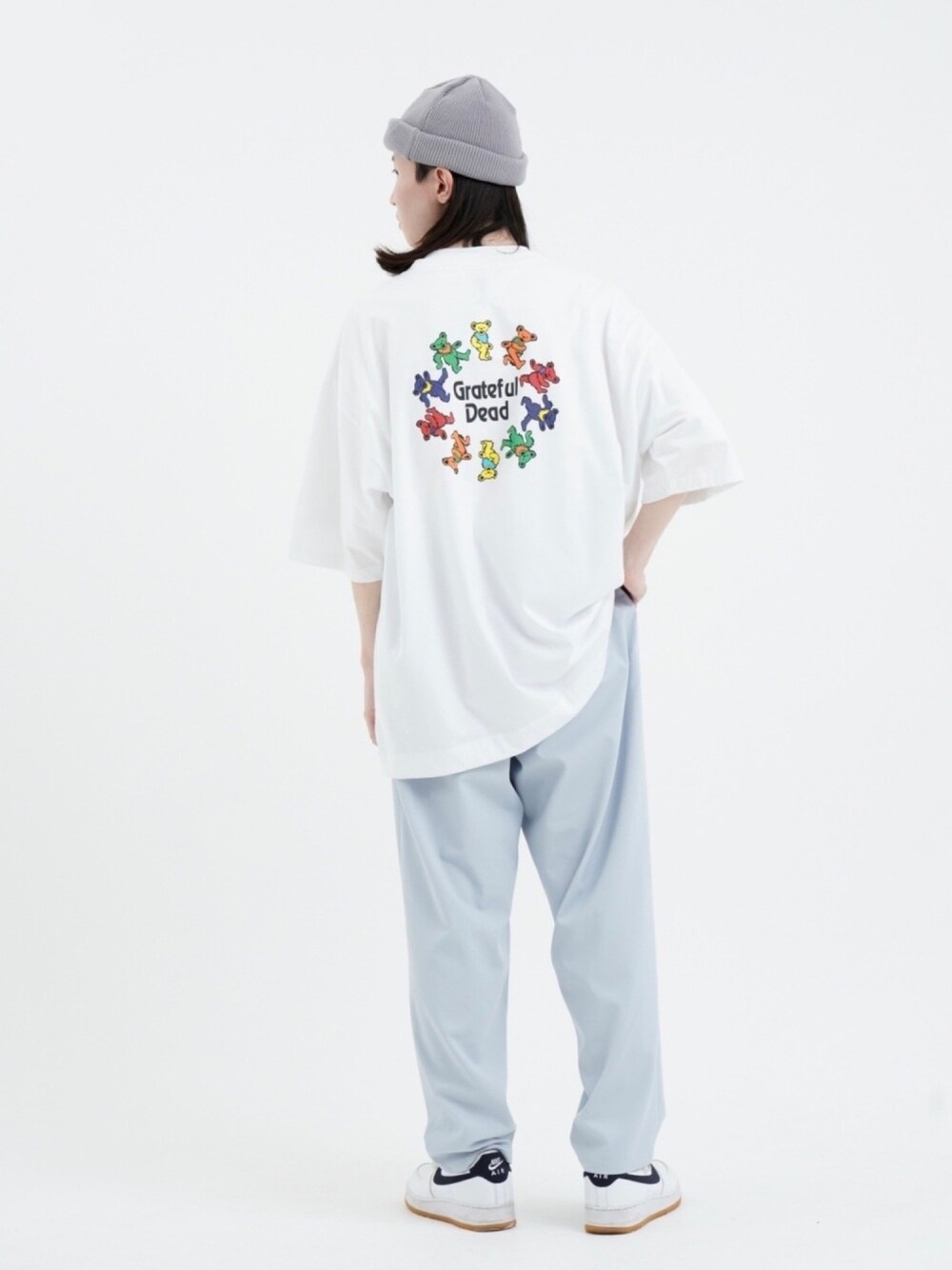 「Junred、シンプルコーデ、夏コーデ、白Tシャツ、プリントT、バックプリント、ワイドパンツ、カラーパンツ、パステルカラー、おしゃれさんと繋がりたい」｜「JUNREDのドラロンロールワッチ（ニットキャップ/ビーニー、ブルー系）」を使った、カズヤさん（メンズ・170cm）の夏コーディネートの1枚目の写真