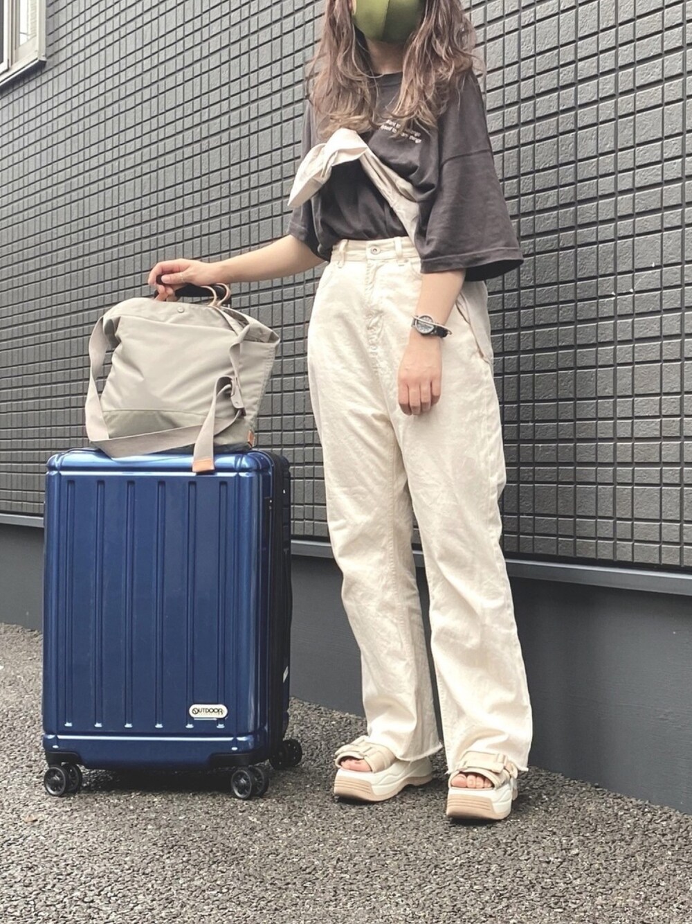 「旅行、ホワイトデニム、ホワイト、たすき掛け、ビックT、Tシャツ、JEANASiS、ジーナシス」｜「ace.のace.　エース　スポーベル　ショルダーバッグ　中　トートタイプ（ショルダーバッグ、ベージュ系）」を使った、このみさん（レディース・158cm）の夏コーディネートの1枚目の写真