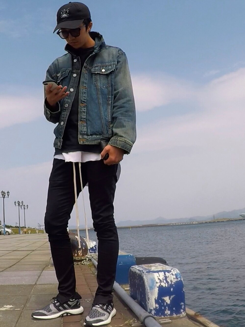 「fear of god、fogEssentials、ESSENTIALS、sunkak、mintcrew、Y-3、pure boost、mnml、海」｜「mintcrewのアイテム（Tシャツ/カットソー、ブラック系）」を使った、uskさん（メンズ・178cm）の春コーディネートの1枚目の写真