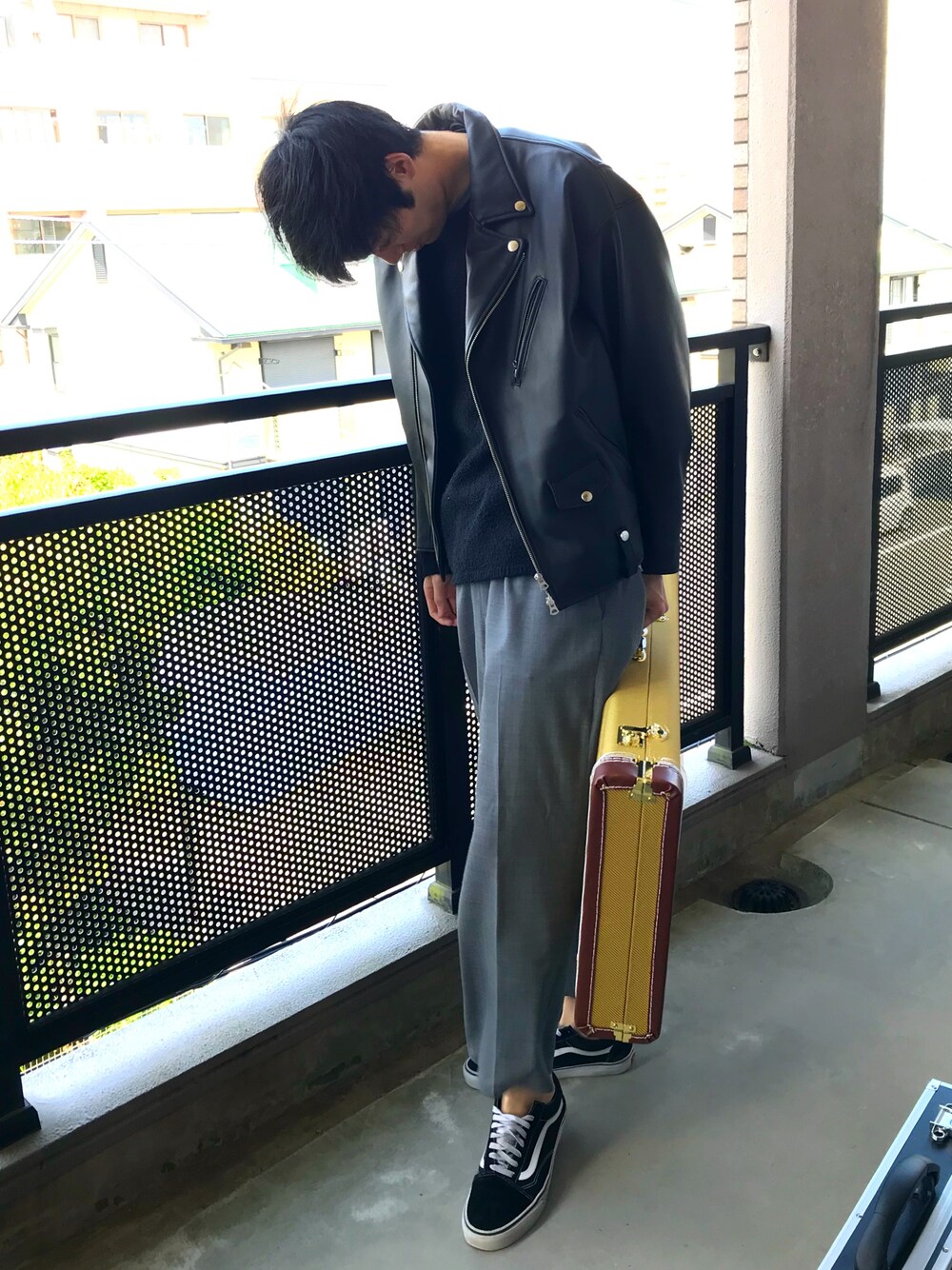 ブラック系のスニーカー、グレー系のその他パンツ、ブラック系のニット/セーターを着用したメンズの春コーディネートの1枚目の写真