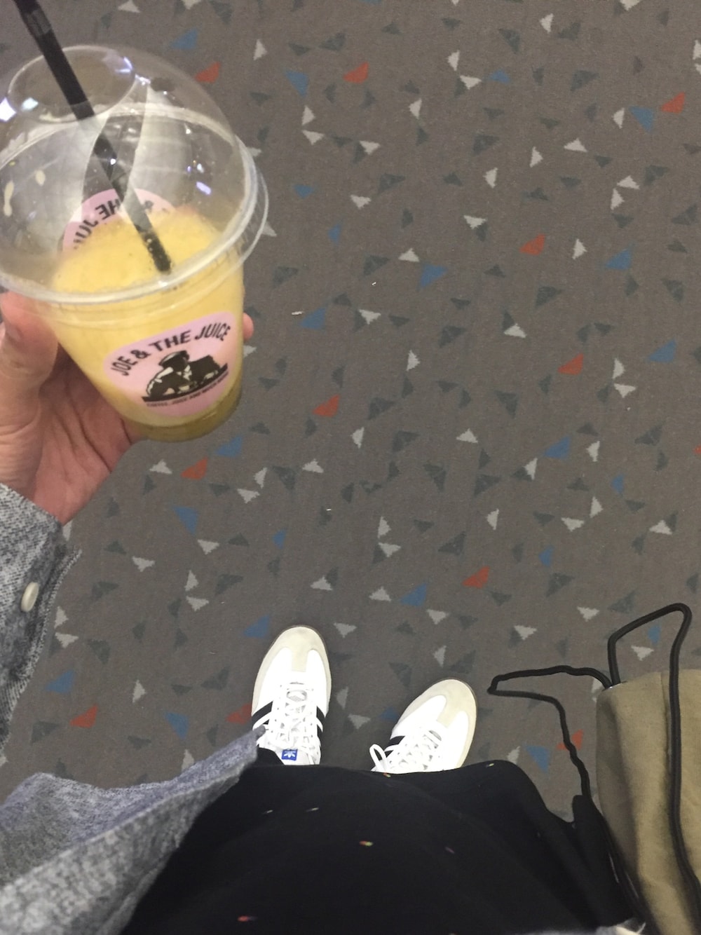 「hkairport、traveloutfit」｜「adidas Originalsのアイテム（スニーカー、ホワイト系）」を使った、CWCJWさん（メンズ・173cm）の冬コーディネートの1枚目の写真