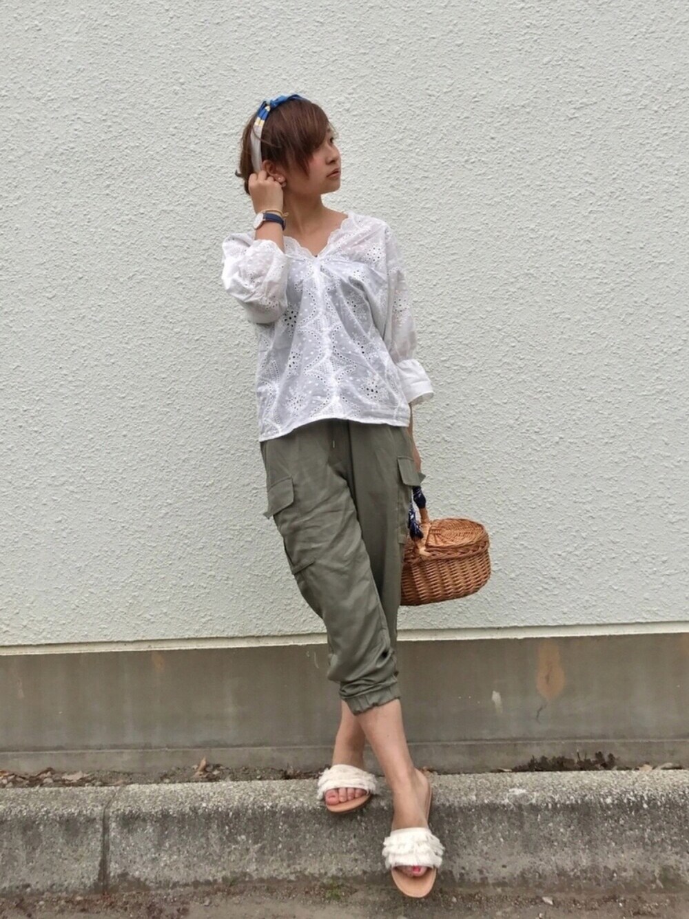 「巻き巻きフェス❤、シンプル、休日スタイル、パンチング、ブラウス、カーキ、スカーフ、カーゴパンツ、かごバッグ、甘辛mix」｜「coca（coca）のＶネックカットワークブラウス（シャツ/ブラウス、ホワイト系）」を使った、Taiyou（たいよう）さん（レディース・154cm）の春コーディネートの1枚目の写真