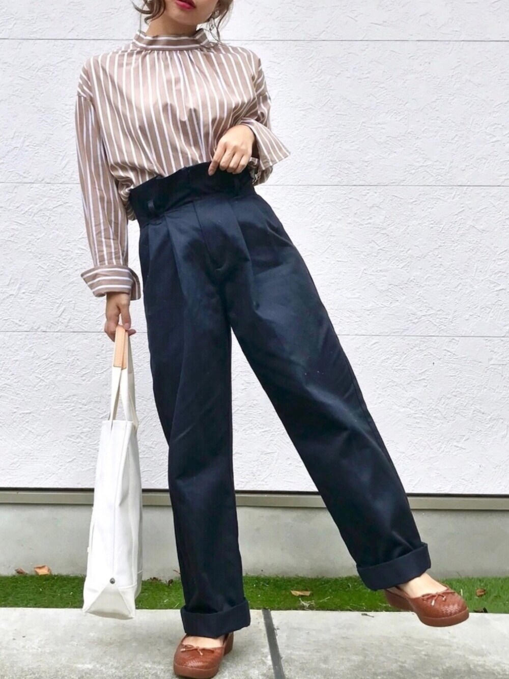 ブルー系のチノパンツ、ベージュ系のシャツ/ブラウス、ホワイト系のトートバッグを着用したレディースの秋コーディネートの1枚目の写真