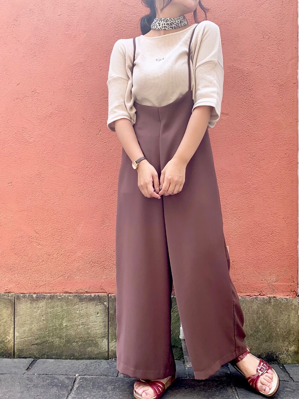 ベージュ系のTシャツ/カットソー、ブラウン系のオールインワン・サロペット、レッド系のサンダルを着用したレディースの夏コーディネートの1枚目の写真