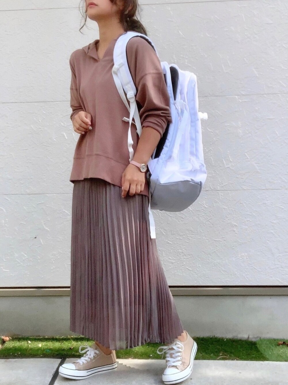 「GU、GUコーデ、マジェスティックレゴン、MAJESTIC LEGON、LEE、パーカー、プリーツスカート、大人カジュアル、秋服、低身長」｜「MAJESTIC LEGONのシャイニープリーツスカート（スカート、グレー系）」を使った、Taiyou（たいよう）さん（レディース・153cm）の夏コーディネートの1枚目の写真