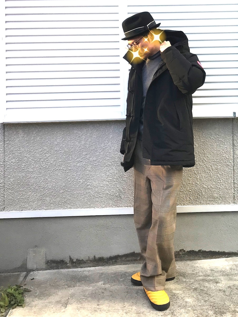 「冬アウター着回しチャレンジ、シンプルコーデ、カジュアルコーデ、休日スタイル、CANADA GOOSE、ニコアンド、チェックパンツ、ワイドパンツ、ユニクロ」｜「CANADA GOOSEのCANADA GOOSE/カナダグース CHATEAU PARKA/シャトー パーカ（ダウンジャケット/コート、ブラック系）」を使った、joekoolさん（メンズ・174cm）の冬コーディネートの1枚目の写真