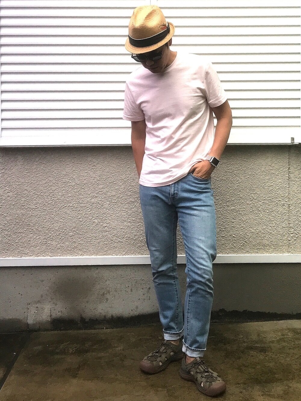 「SOLRSANDAL、staycoolwithKEENsandal、keen、キーン、カジュアルコーデ、H&M、zozoデニム、サンダル、Tシャツコーデ、オトナカジュアル」｜「NEW YORK HATのNEW YORK HAT SEWN BRAID TRADITIONAL BAMBOO（ハット、ベージュ系）」を使った、joekoolさん（メンズ・174cm）の夏コーディネートの1枚目の写真