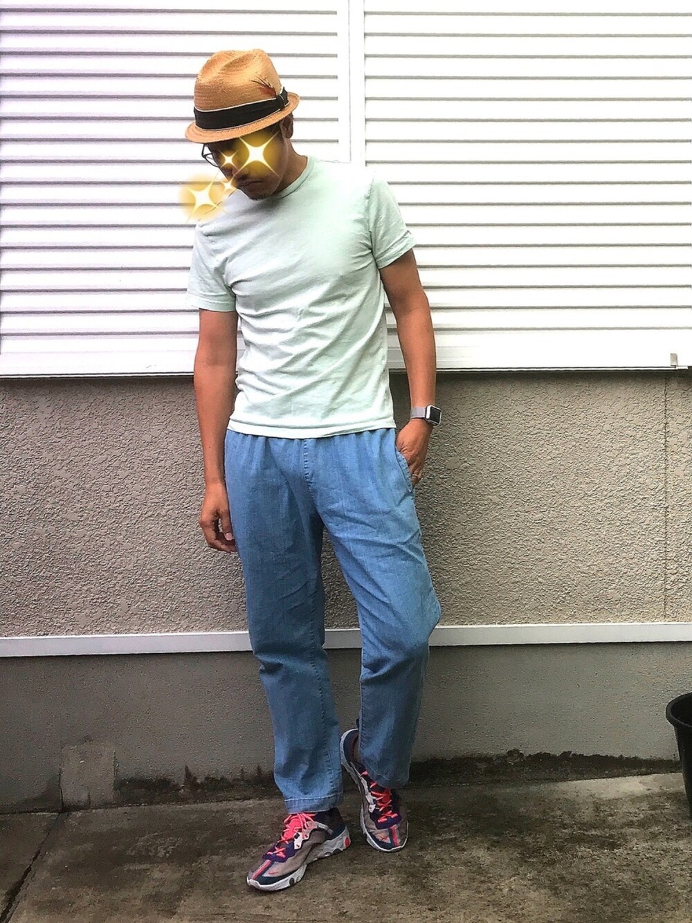 グリーン系のTシャツ/カットソー、ブルー系のデニムパンツ、その他のスニーカーを着用したメンズの夏コーディネートの1枚目の写真