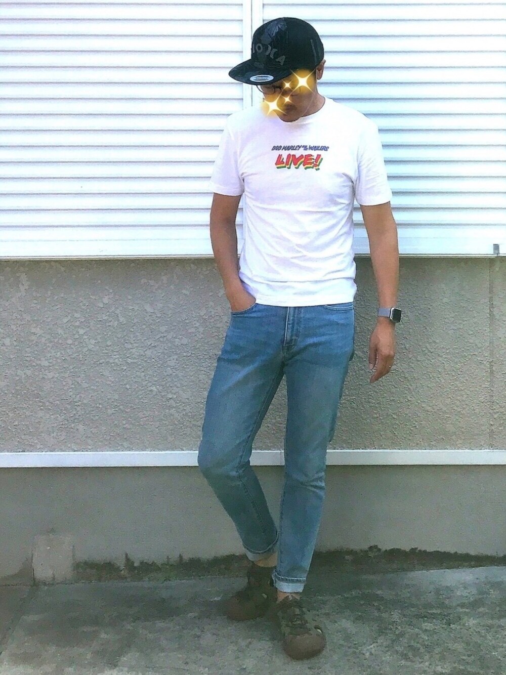 ホワイト系のTシャツ/カットソー、ブラック系のデニムパンツ、グリーン系のサンダルを着用したメンズの夏コーディネートの1枚目の写真