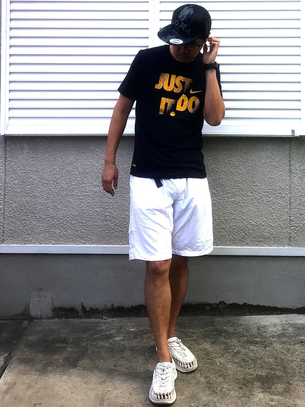 ブラック系のTシャツ/カットソー、ホワイト系のその他パンツ、ホワイト系のサンダルを着用したメンズの夏コーディネートの1枚目の写真