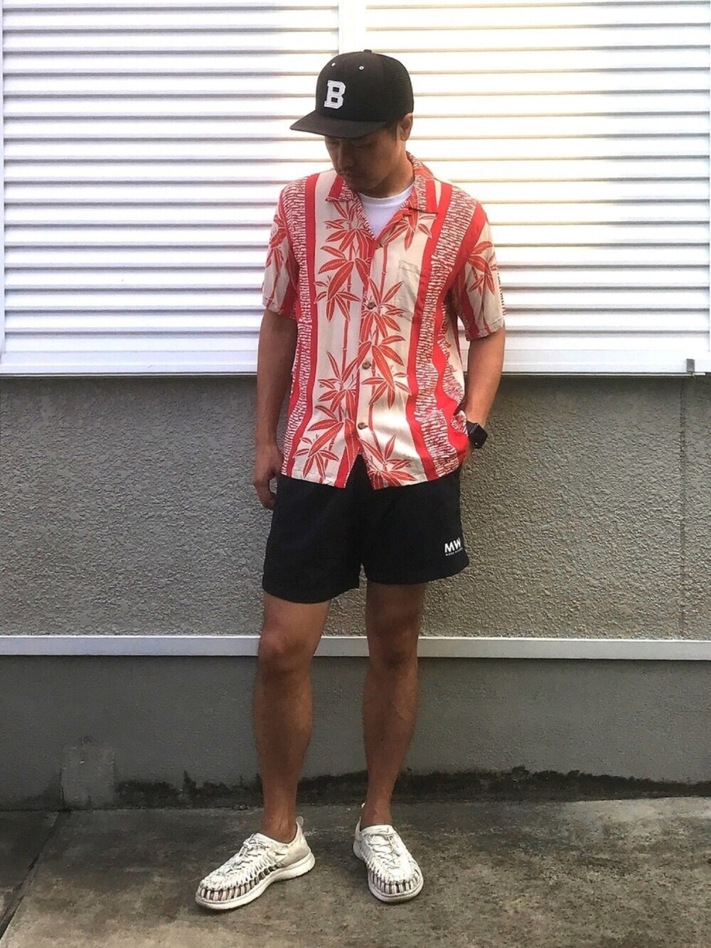 レッド系のシャツ/ブラウス、ブラック系のパンツ、ホワイト系のサンダルを着用したメンズの夏コーディネートの1枚目の写真