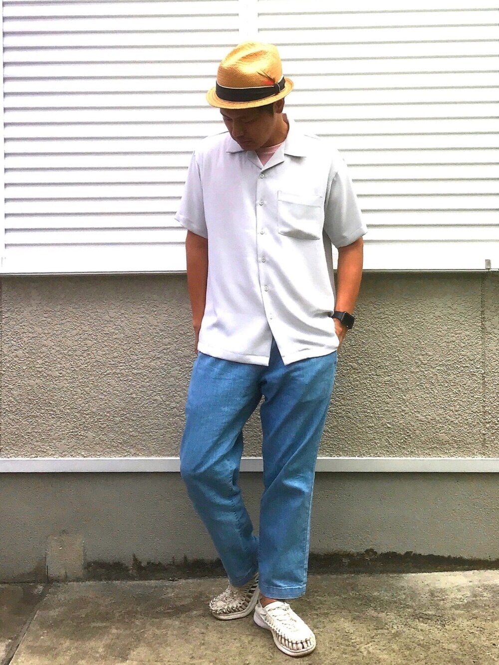 ピンク系のTシャツ/カットソー、グレー系のシャツ/ブラウス、ブルー系のデニムパンツを着用したメンズの秋コーディネートの1枚目の写真