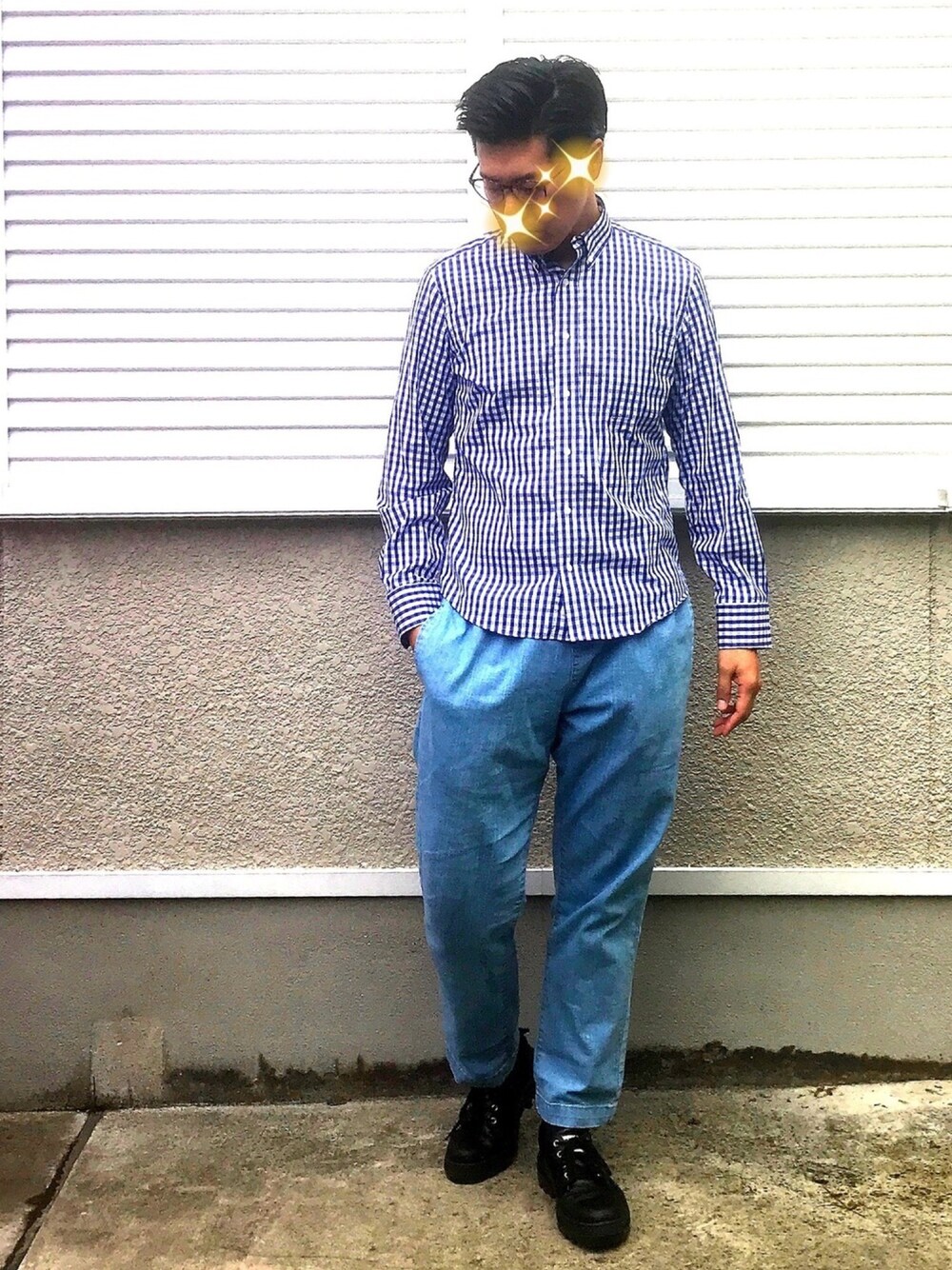 ブルー系のシャツ/ブラウス、ブルー系のデニムパンツ、ブラック系のブーツを着用したメンズの秋コーディネートの1枚目の写真