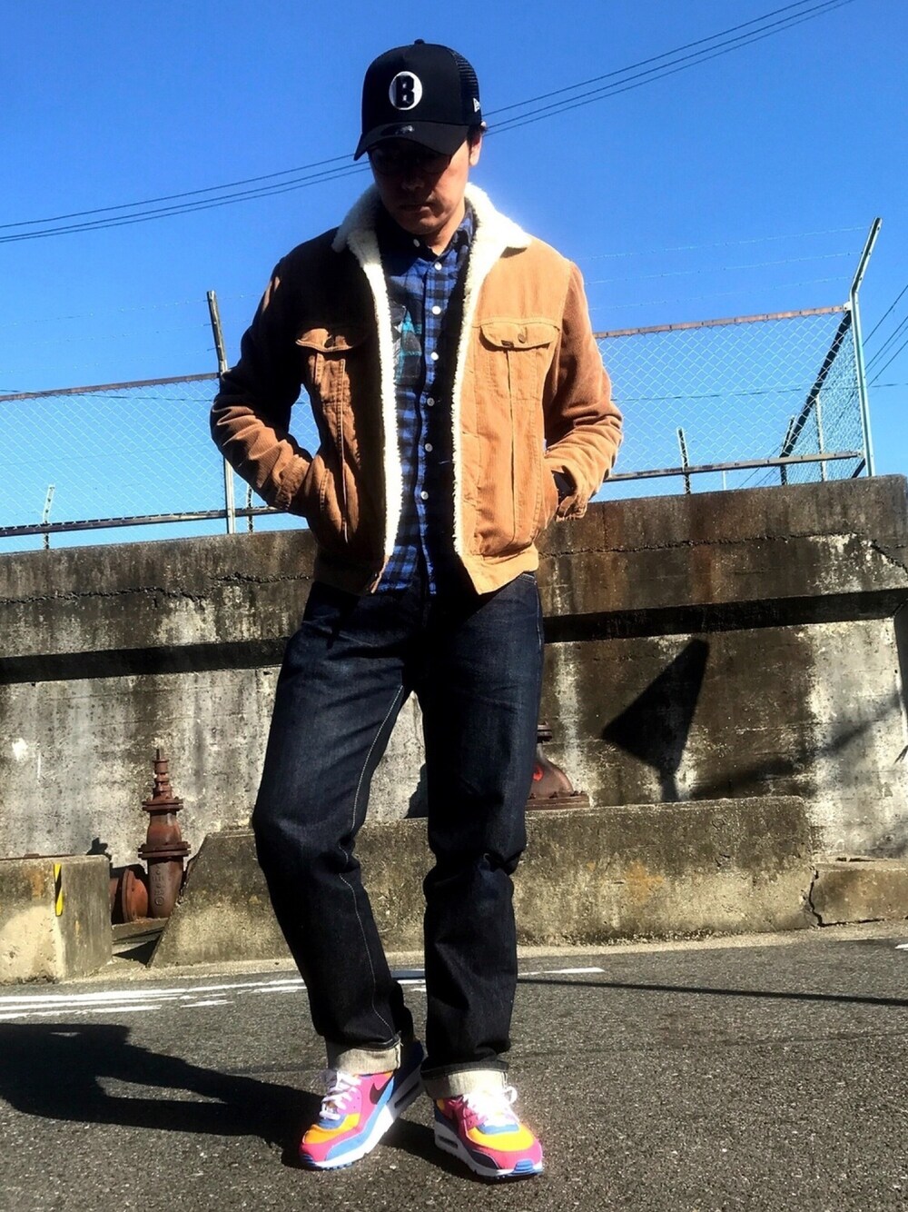 「休日スタイル、デニム、カジュアル、大人カジュアル、ブラウンコーデ、あったかコーデ、プチプラ、NIKE、NIKE AIR MAX、コーデュロイジャケット」｜「NEW ERAのアイテム（キャップ、ブラック系）」を使った、joekoolさん（メンズ・174cm）の冬コーディネートの1枚目の写真
