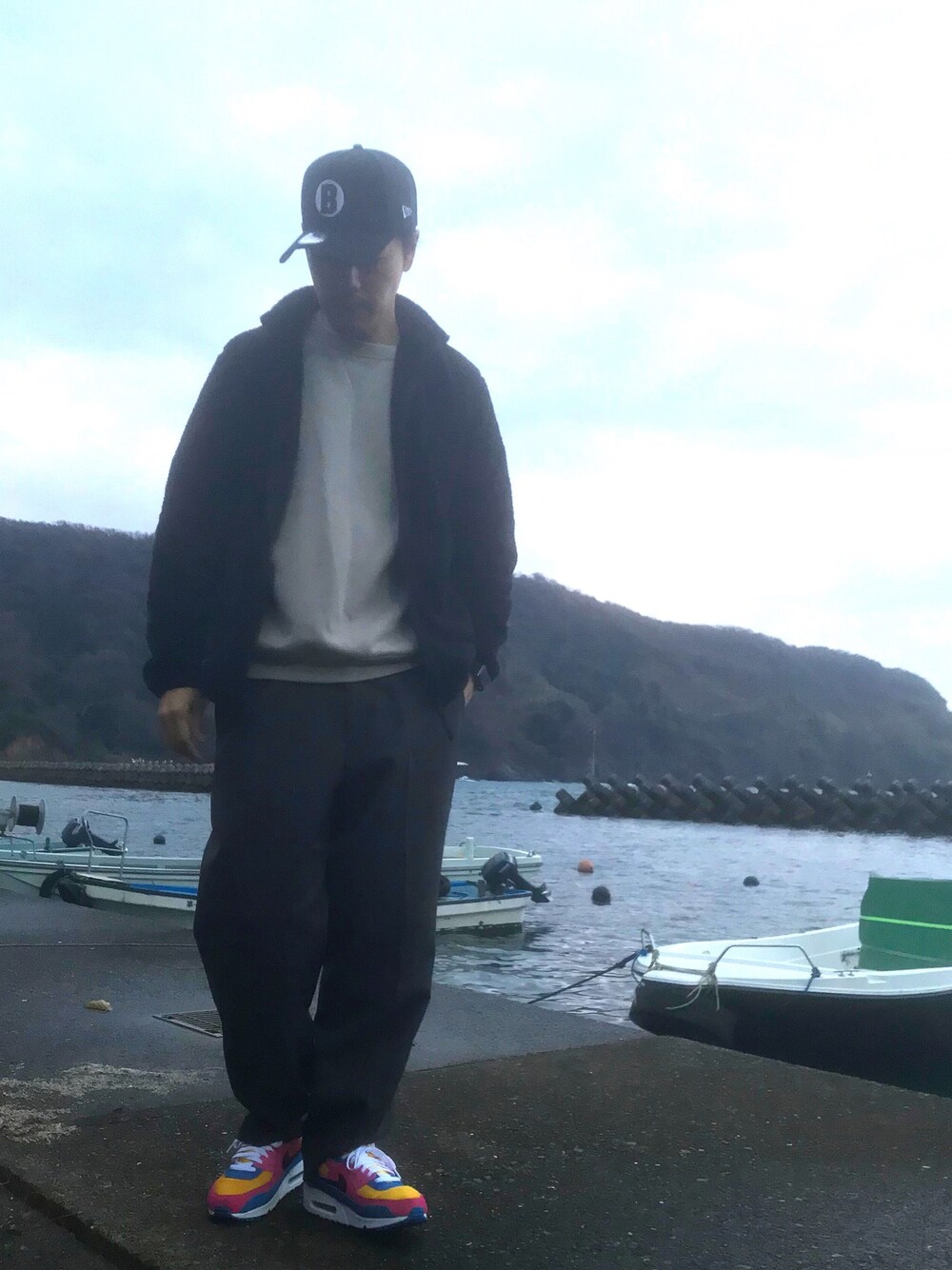 「年末WEAR感謝祭、冬コーデ、休日コーデ、スウェット、GU、ユニクロ、フリース、ブラックコーデ、NIKE AIR MAX、オトナカジュアル」｜「NEW ERAのアイテム（キャップ、ブラック系）」を使った、joekoolさん（メンズ・174cm）の冬コーディネートの1枚目の写真