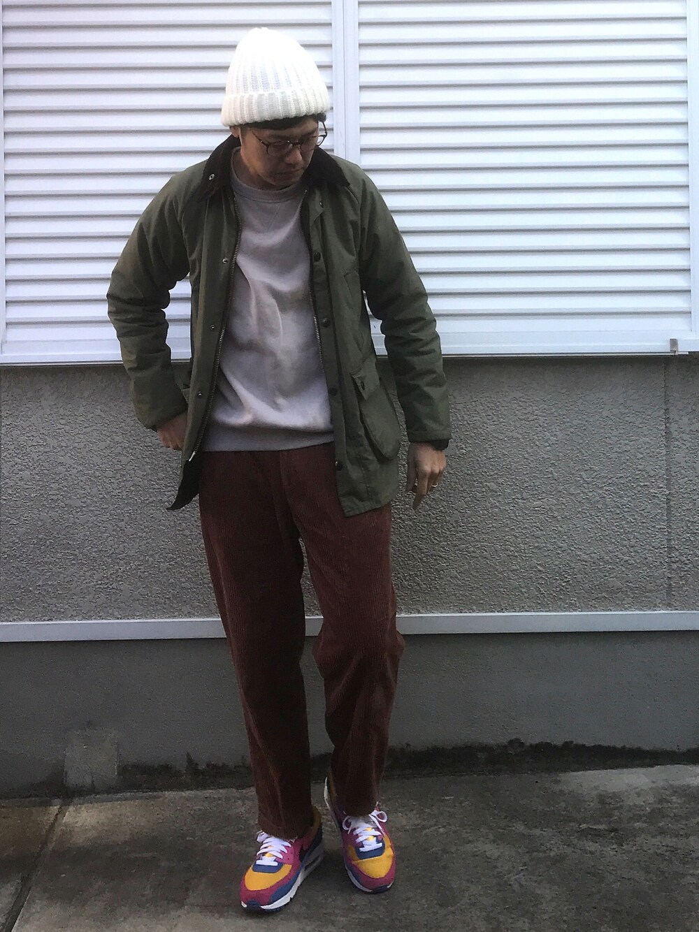 「ゆるコーデ、スニーカー、冬アウター、barbour、リラックススタイル、GU、ワイドパンツ、NIKE AIR MAX、オトナカジュアル」｜「Naughty dogのアイテム（ニットキャップ/ビーニー、ホワイト系）」を使った、joekoolさん（メンズ・174cm）の冬コーディネートの1枚目の写真
