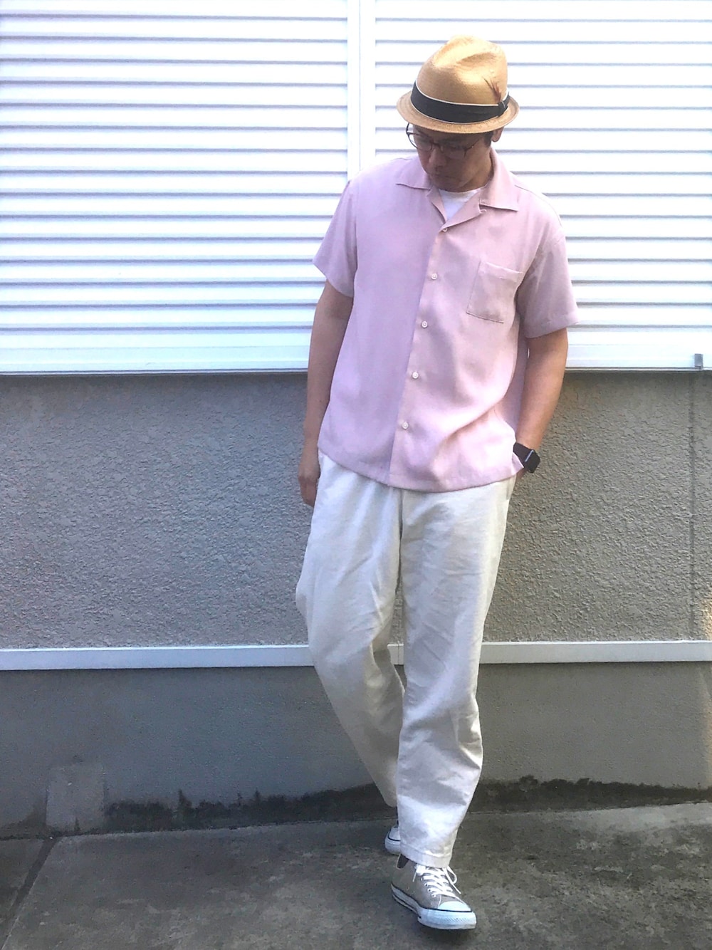 「休日スタイル、白パンツ、オトナカジュアル、ユナイテッドトウキョウ、GU、コンバース オールスター、夏コーデ、シャツスタイル、スニーカー、ホワイトパンツ」｜「NEW YORK HATのNEW YORK HAT SEWN BRAID TRADITIONAL BAMBOO（ハット、ベージュ系）」を使った、joekoolさん（メンズ・174cm）の春コーディネートの1枚目の写真