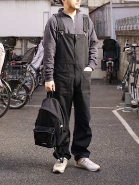 「オールブラック」｜「アイテム（サロペット/オーバーオール）」を使った、おがしょーさん（メンズ・177cm）の冬コーディネート