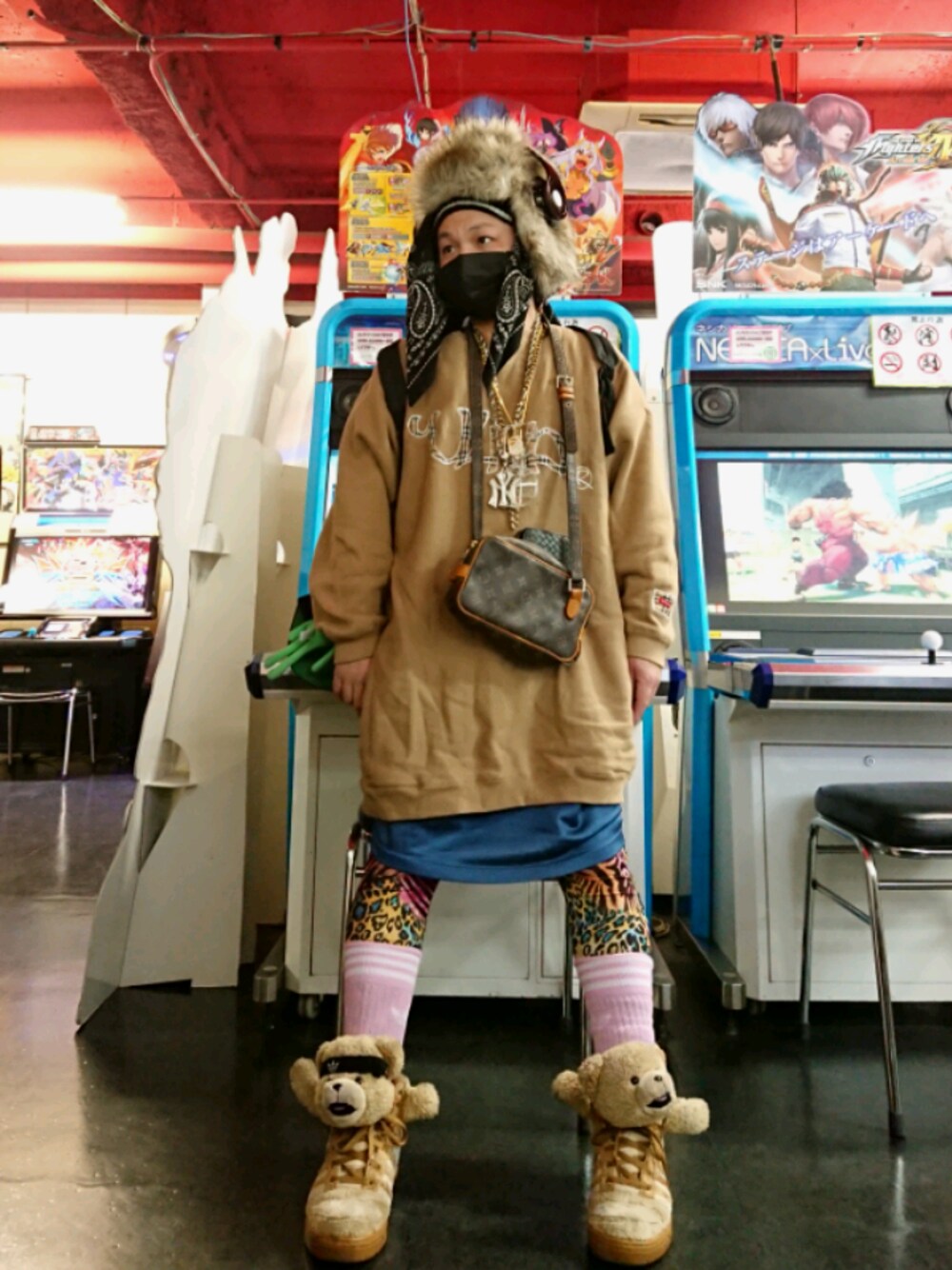 「お洒落さんとつながりたい、ストリート、ootd、オーバーサイズ、スニーカー、ベージュコーデ、プチプラコーデ、春コーデ、韓国ファッション」｜「LOUIS VUITTONのアイテム（ショルダーバッグ、ブラウン系）」を使った、GANGSTA.さん（メンズ・158cm）の冬コーディネートの1枚目の写真