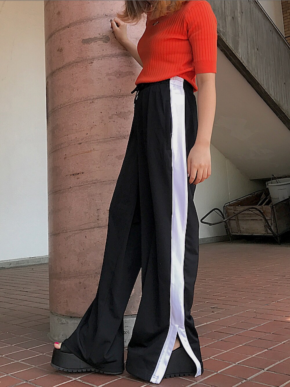 「jouetie、ジャージーパンツ、ジャージ、Emma、厚底サンダル」｜「jouetieのemmaコラボ ラインパンツ（その他パンツ、ブラック系）」を使った、Rinさん（レディース・149cm）の春コーディネートの1枚目の写真