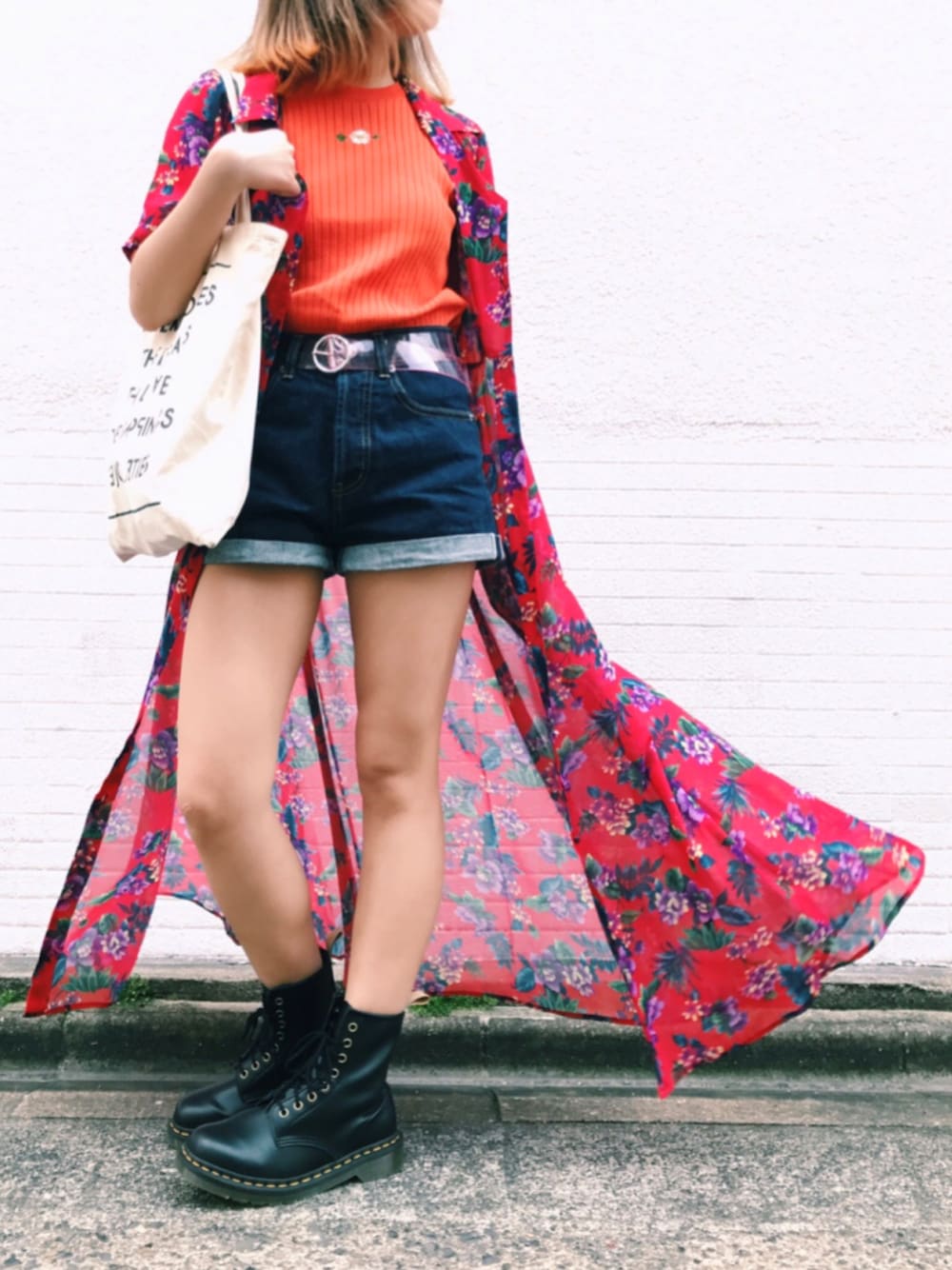 「ジュエティアロハ、jouetie、アロハ柄、アロハワンピース」｜「jouetieの【GIRLY CASUAL】セルヴィッチデニムショートPT（デニムパンツ、ブルー系）」を使った、Rinさん（レディース・149cm）の春コーディネートの1枚目の写真