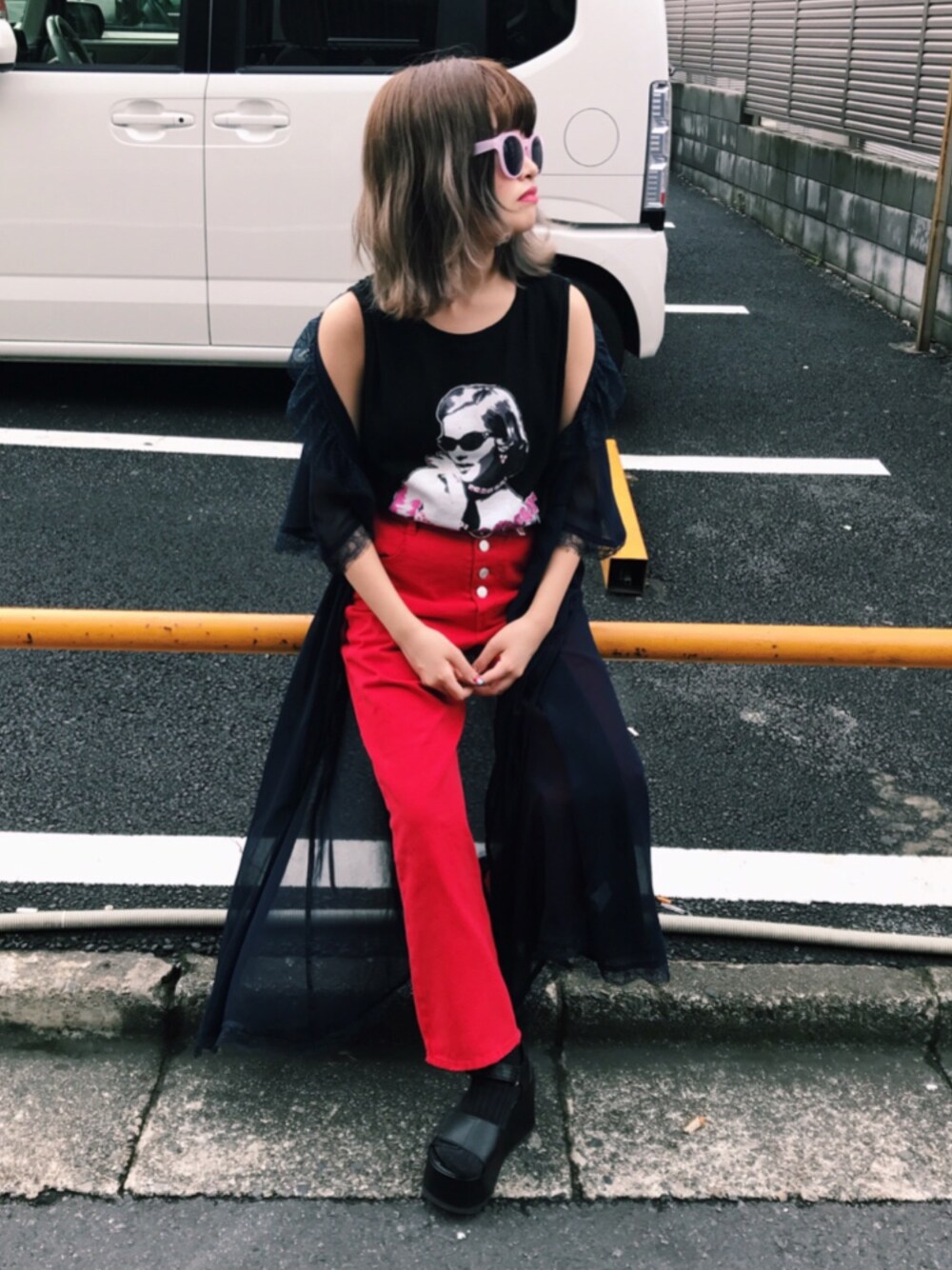 「jouetie、red pants、赤パンツ、バンドT、ベビードール、ガウン、rock」｜「barrack roomのアイテム（タンクトップ、ブラック系）」を使った、Rinさん（レディース・149cm）の春コーディネートの1枚目の写真