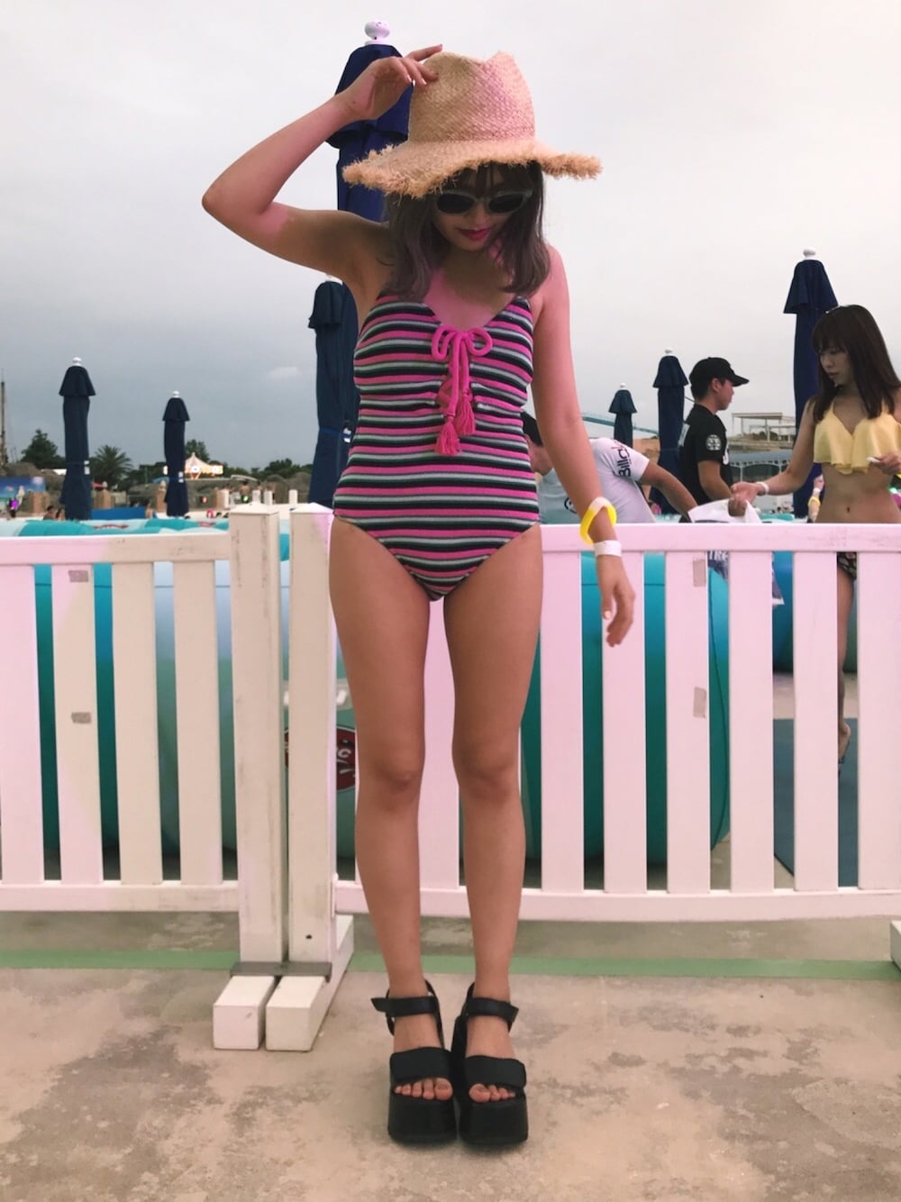 「夏、jouetie、swimwear、summer、summer style、水着、ワンピース、ナイトプール、POOL、むぎわら帽子」｜「jouetieのボーダーラメニットワンピース（水着、ピンク系）」を使った、Rinさん（レディース・149cm）の夏コーディネートの1枚目の写真