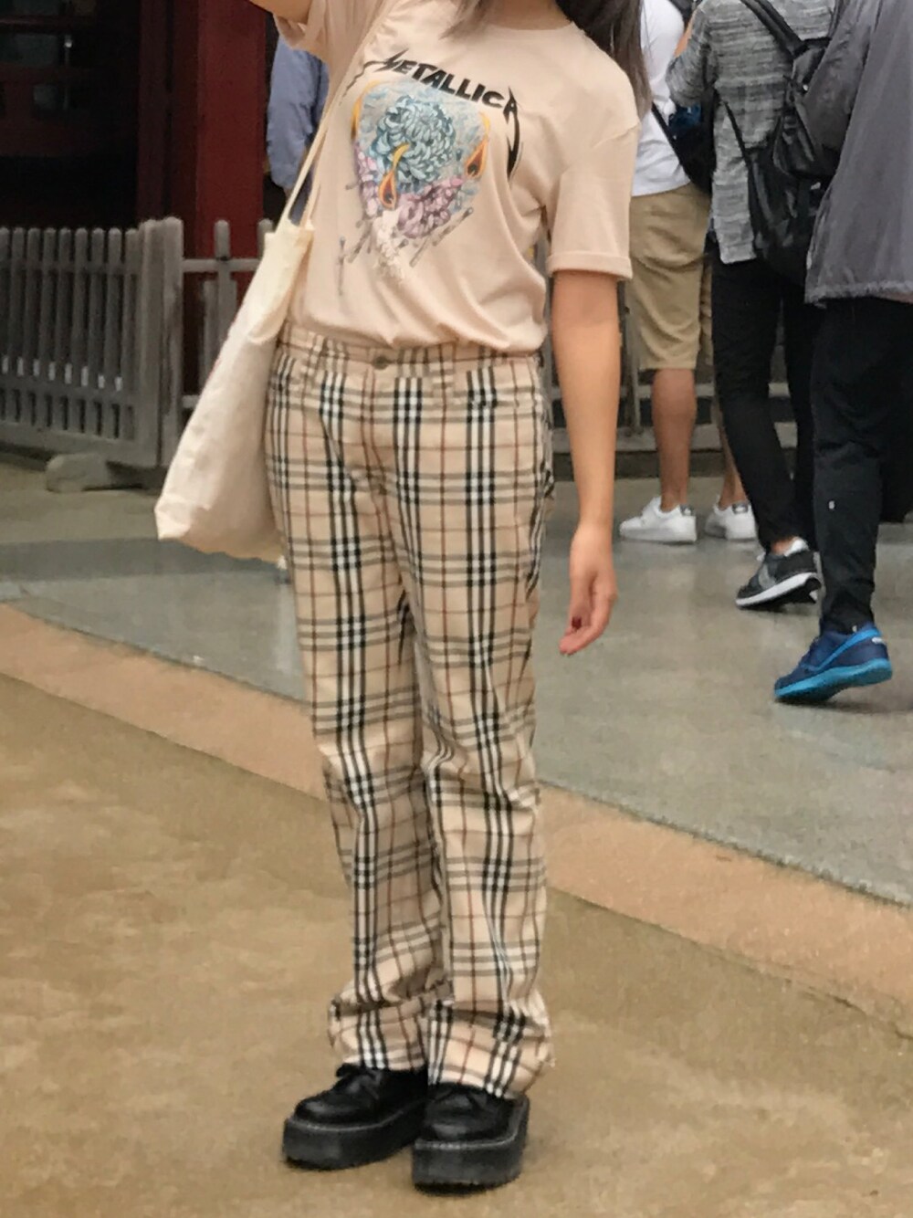 「ベージュ、ベージュコーデ、burberry、プチプチ、秋コーデ」｜「BURBERRY BLUE LABELのアイテム（パンツ、ベージュ系）」を使った、Rinさん（レディース・149cm）の秋コーディネートの1枚目の写真