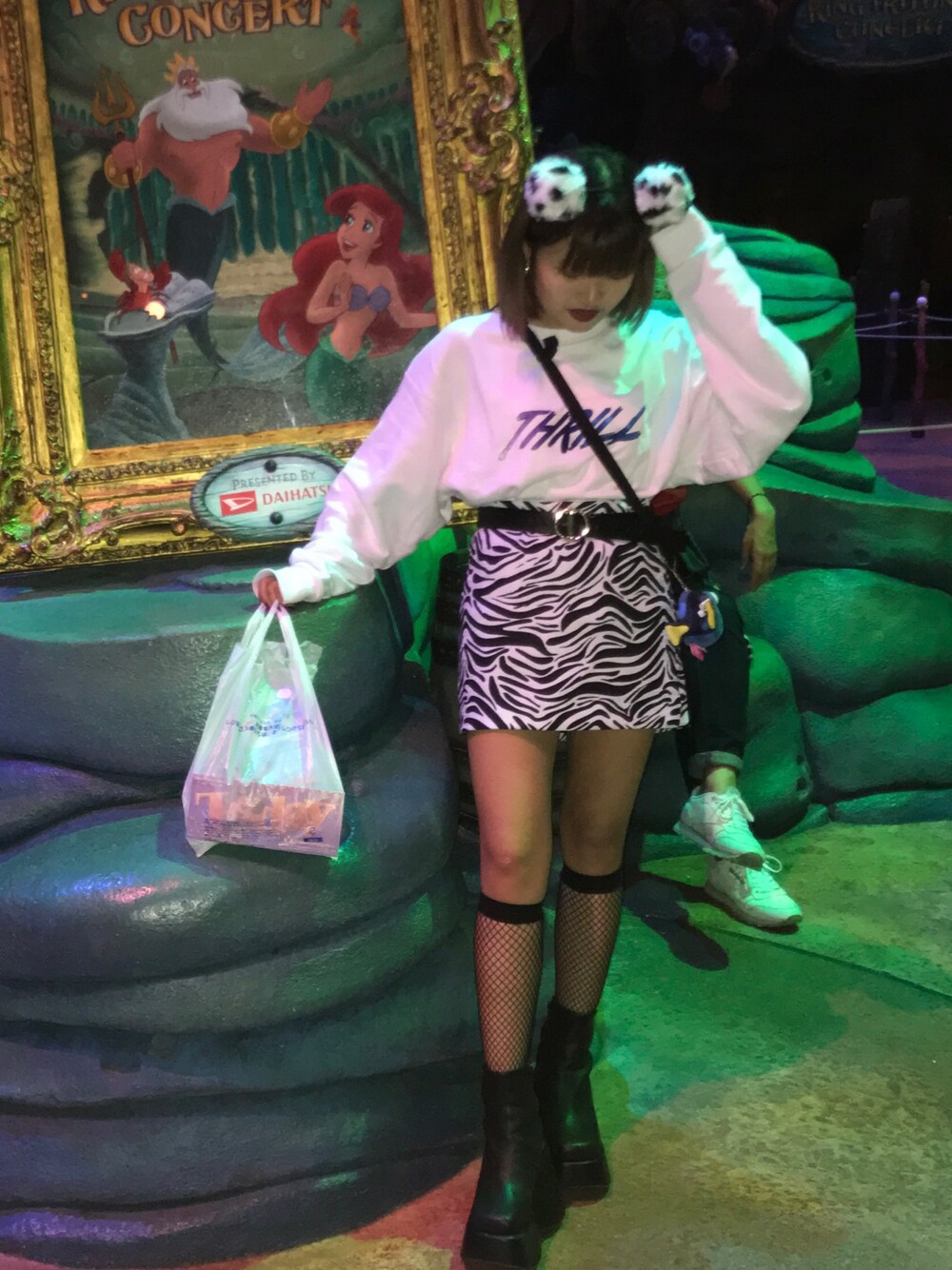 「H&M、EMODA、ディズニーシー、TDS、ディズニーコーデ、ゼブラ柄、UNIF」｜「EMODAのグラデーション ロゴトレーナー（スウェット、ホワイト系）」を使った、Rinさん（レディース・149cm）の秋コーディネートの1枚目の写真