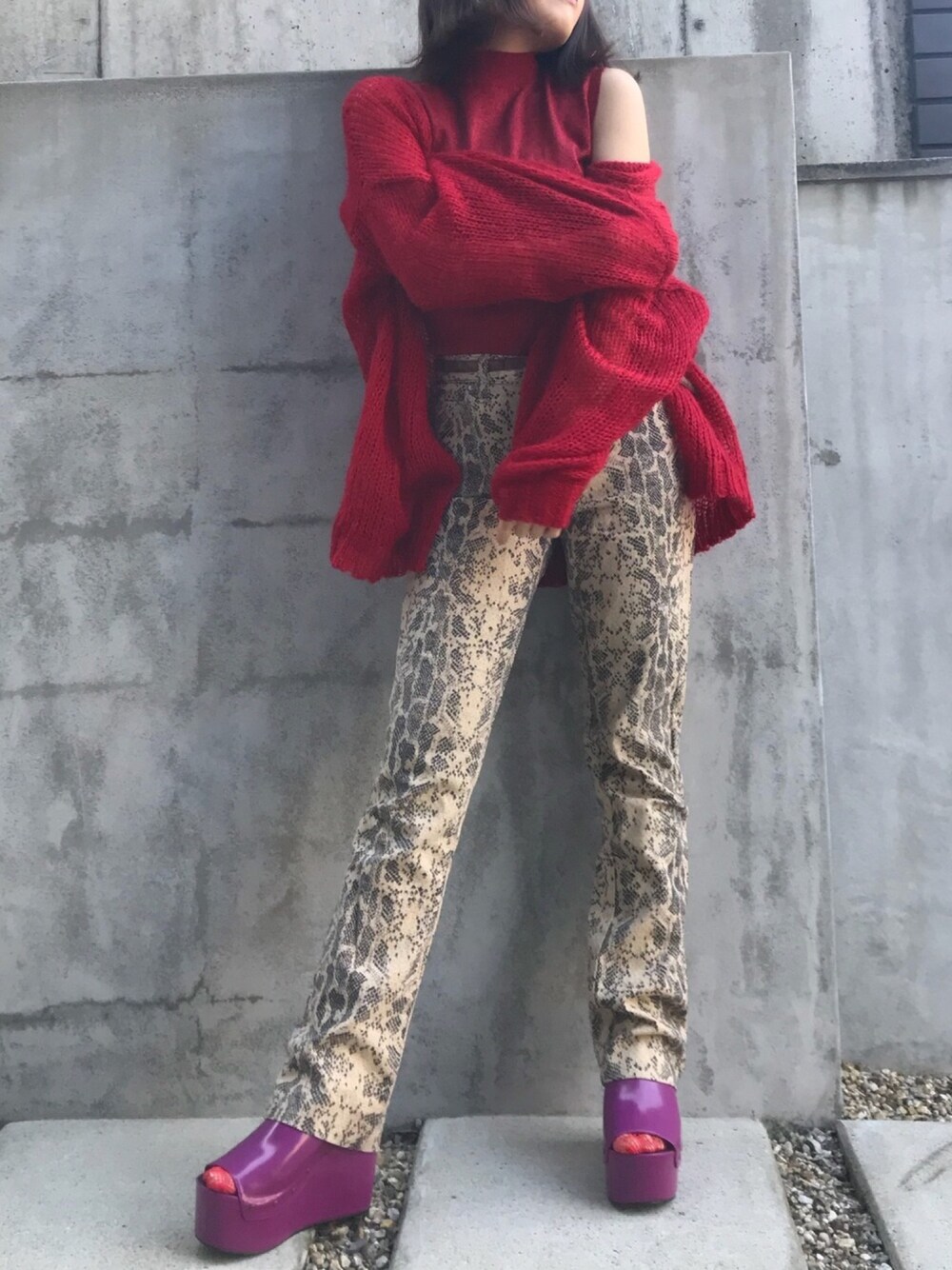 「低身長、パイソン柄、ブーツカットパンツ、guess、jouetie、red、Cry.、春コーデ」｜「CRY.のHEAVY DUTY #17H プラットフォームサンダル（サンダル、ピンク系）」を使った、Rinさん（レディース・149cm）の春コーディネートの1枚目の写真
