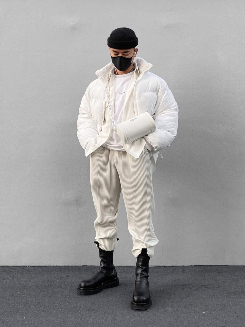 「おしゃれさんと繋がりたい、ミリタリー、モノトーン、ニット帽、BOTTEGA VENETA、BALENCIAGA、HOMME PLISSÉ ISSEY MIYAKE、AcneStudios、coldlaundry」｜「HOMME PLISSE ISSEY MIYAKEのアイテム（パンツ、ベージュ系）」を使った、ジュンさん（メンズ・170cm）の冬コーディネートの1枚目の写真