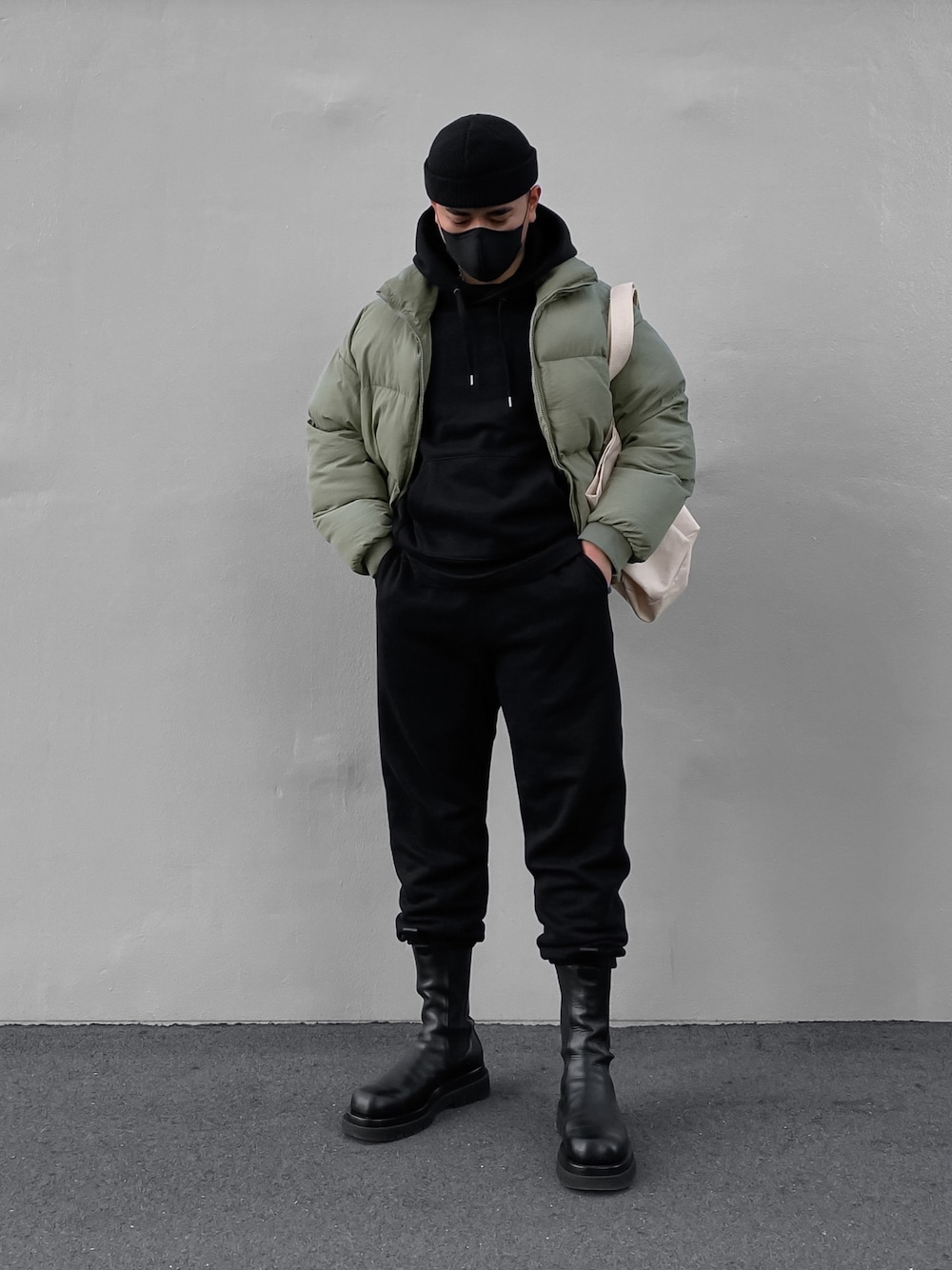 「ダウンジャケット、ユニクロコーデ、BOTTEGA VENETA、ブーツ、パーカー、スエット、neutral、おしゃれさんと繋がりたい、インスタフォローしてね！、minimal」｜「BOTTEGA VENETAのアイテム（ブーツ、ブラック系）」を使った、ジュンさん（メンズ・170cm）の冬コーディネートの1枚目の写真