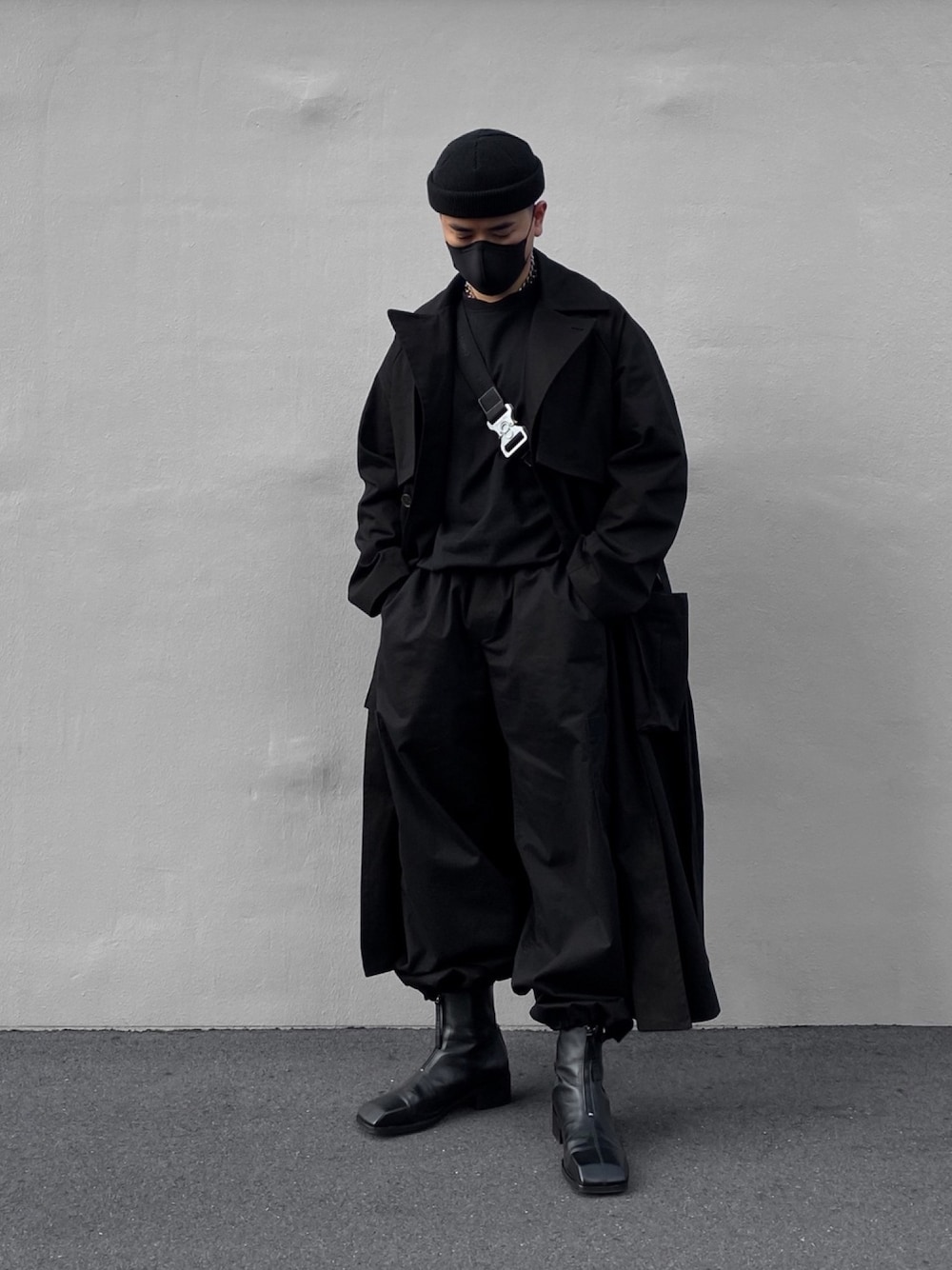 「黒コーデ、韓国ファッション、韓国ブランド、プチプラコーデ、おしゃれさんと繋がりたい、インスタグラム、フォローお願いします、オールブラック、ダークカラー、instagram」｜「Ordinautyのアイテム（ブーツ、ブラック系）」を使った、ジュンさん（メンズ・170cm）の春コーディネートの1枚目の写真