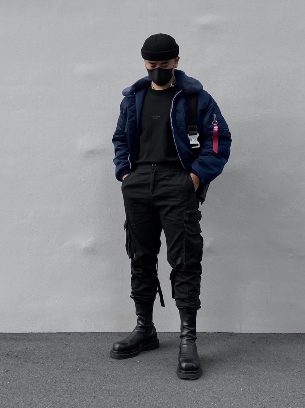 「alphaindustries、ミリタリージャケット、ミリタリー、BOTTEGA VENETA、AcneStudios、おしゃれさんと繋がりたい、BALENCIAGA、ボンバージャケット、ストーリート」｜「BOTTEGA VENETAのアイテム（ブーツ、ブラック系）」を使った、ジュンさん（メンズ・170cm）の春コーディネートの1枚目の写真