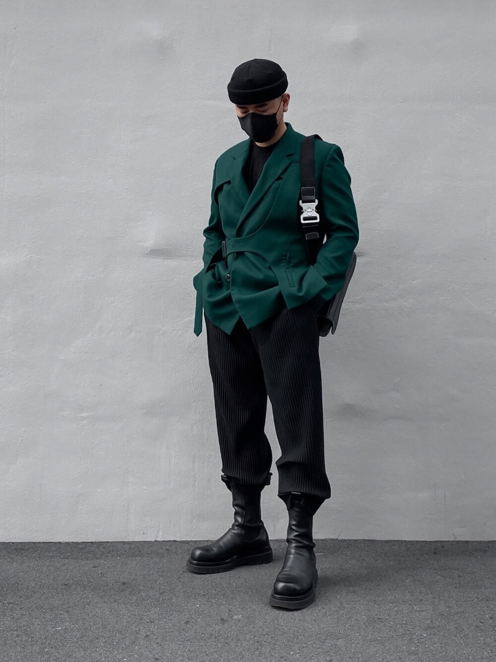 「エメラルドグリーン、BOTTEGA VENETA、HOMME PLISSÉ ISSEY MIYAKE、racal、おしゃれさんと繋がりたい、ボッテガヴェネタ、Dior、ディオール、緑、シンプルコーデ」｜「BOTTEGA VENETAのアイテム（ブーツ、ブラック系）」を使った、ジュンさん（メンズ・170cm）の夏コーディネートの1枚目の写真