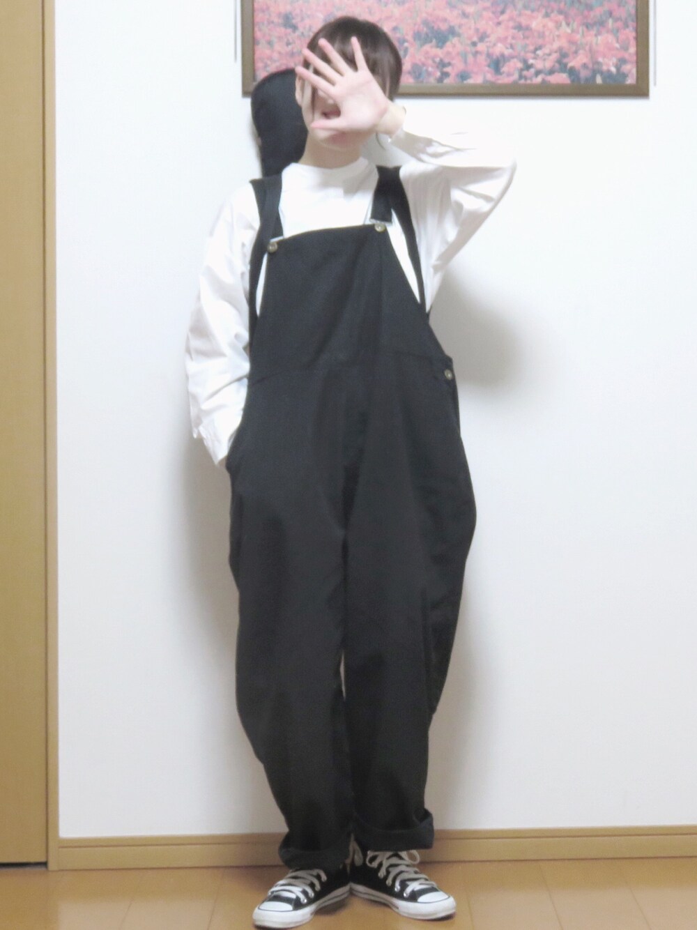 「プチプラ、シンプル、ゆるコーデ、オーバーオール、バンドカラーシャツ、モノトーン、モノトーンコーデ、メンズライク、これしか着てない」｜「kutirのワイドオーバーオール（サロペット/オーバーオール、ブラック系）」を使った、かえるまる。さん（レディース・160cm）の秋コーディネートの1枚目の写真