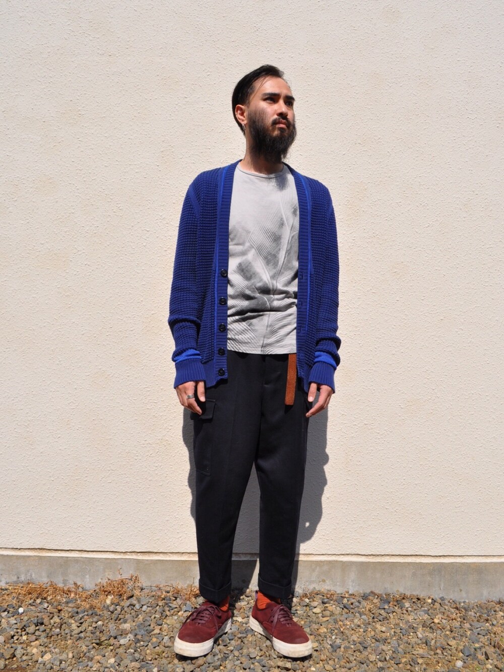 「カーディガン、大人カジュアル、Martin Margiela、amialexandremattiussi、スニーカー、春コーデ、スラックス、プリントT、ootd、テーパードパンツ」｜「COSのアイテム（ベルト、ブラウン系）」を使った、polarnightlibraryさん（メンズ・174cm）の春コーディネートの1枚目の写真