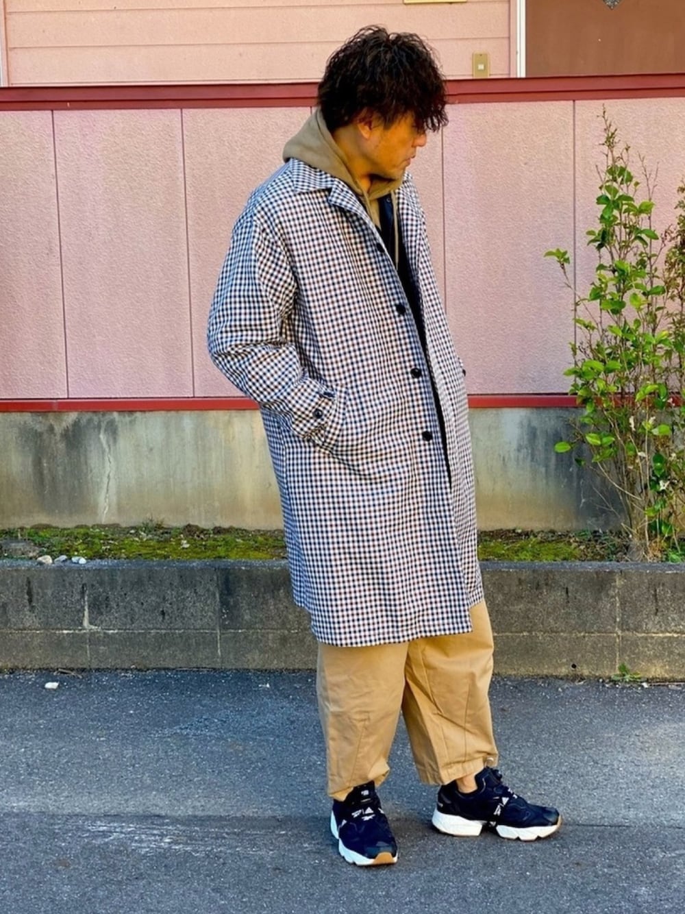 グリーン系のステンカラーコート、ベージュ系のパーカー、ベージュ系のその他パンツを着用したメンズの冬コーディネートの1枚目の写真