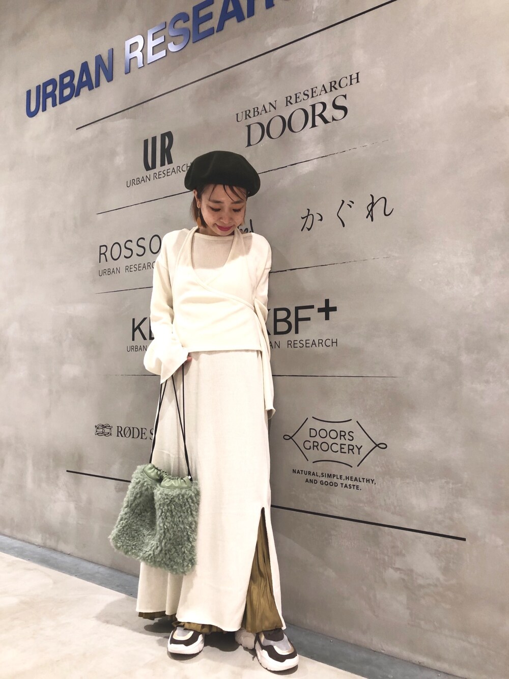 「大人トレンドカジュアル、ママコーデ、ママファッション、スタッフセンバツ、スタッフコーデ、KBF、低身長コーデ、低身長、秋のコーデ、おちびさん」｜「KBFのバッククロスビスチェセットワンピース（ワンピース、ホワイト系）」を使った、ｍａｋｉｋｏさん（レディース・149cm）の秋コーディネートの1枚目の写真