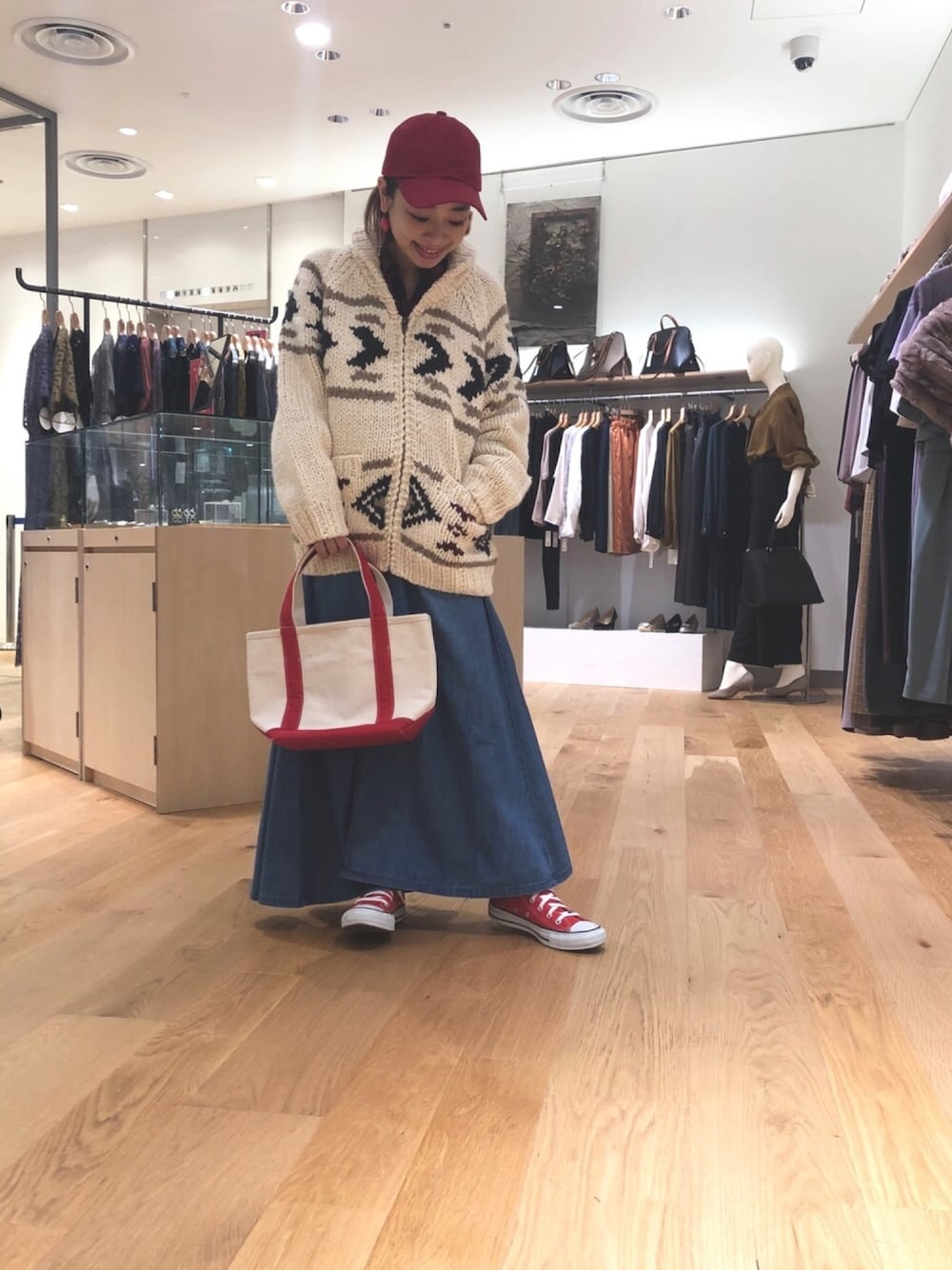 「チェック柄に恋してる、大人カジュアル、アメカジ、低身長、低身長コーデ、ママコーデ、ママファッション、スタッフセンバツ、スタッフコーデ、おちびさん」｜「URBAN RESEARCH Sonny Labelのフレアデニムマキシスカート（スカート、ブルー系）」を使った、ｍａｋｉｋｏさん（レディース・149cm）の秋コーディネートの1枚目の写真